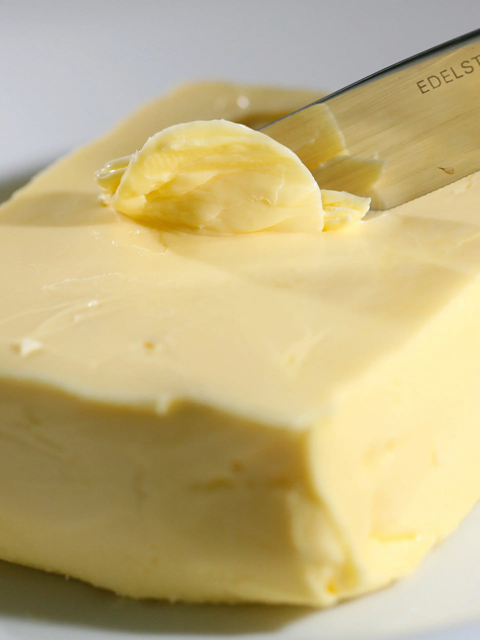 ARCHIV - Mit einem Messer wird Butter abgestrichen, aufgenommen in Düsseldorf (Archivfoto vom 09.07.2008). Die Dänen müssen für gesundheitsschädliches Fett in ihren Lebensmitteln tiefer in die Tasche greifen. Wie geplant ist zum Wochenende eine neue Steuer für gesättigte Fettsäuren von 16 Kronen (2,16 Euro) pro Kilo in Nahrungsmitteln in Kraft getreten. Foto: David Ebener dpa  +++(c) dpa - Bildfunk+++
