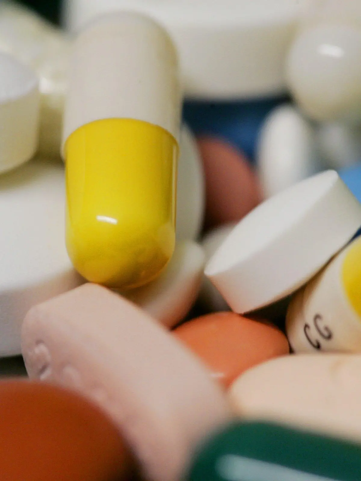 ARCHIV - Medikamente in unterschiedlichen Formen, Größen und Farben (Archivfoto vom 12.06.2008, Illustration zum Thema Tabletten, Pharmaindustrie). Die EU-Kommission will die europäische Pharmaindustrie wegen Wettbewerbs-Mängeln genau unter die Lupe nehmen. Insbesondere die Markteinführung von billigeren Nachahmerpräparaten, sogenannte Generika, verzögere sich, teilten die EU-Wettbewerbshüter am Mittwoch (08.07.2009) in Brüssel mit. Foto: Frank May (zu dpa 0290 vom 08.07.2009) +++(c) dpa - Bildfunk+++
