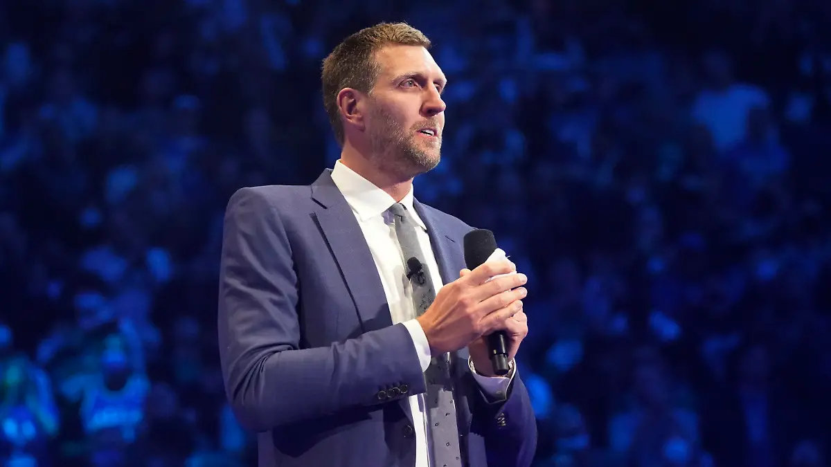 05.01.2022, USA, Dallas: Dirk Nowitzki, ehemaliger Spieler der Dallas Mavericks, spricht nach einem NBA-Basketballspiel zwischen den Golden State Warriors und den Dallas Mavericks in Dallas. Zur Würdigung seiner beispiellosen Karriere bei den Dallas Mavericks ist Dirk Nowitzkis Basketball-Trikot mit der Nummer 41 unter die Hallendecke des Teams aus Texas gezogen worden. (zu dpa: «Für immer 41: Nowitzkis Dallas-Trikot in Basketball-Arena verewigt») Foto: Lm Otero/AP/dpa +++ dpa-Bildfunk +++