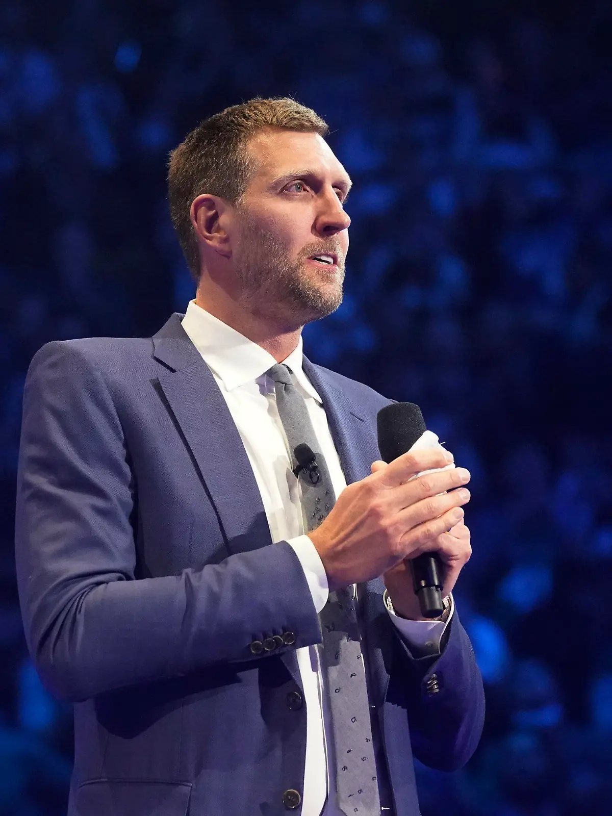 05.01.2022, USA, Dallas: Dirk Nowitzki, ehemaliger Spieler der Dallas Mavericks, spricht nach einem NBA-Basketballspiel zwischen den Golden State Warriors und den Dallas Mavericks in Dallas. Zur Würdigung seiner beispiellosen Karriere bei den Dallas Mavericks ist Dirk Nowitzkis Basketball-Trikot mit der Nummer 41 unter die Hallendecke des Teams aus Texas gezogen worden. (zu dpa: «Für immer 41: Nowitzkis Dallas-Trikot in Basketball-Arena verewigt») Foto: Lm Otero/AP/dpa +++ dpa-Bildfunk +++
