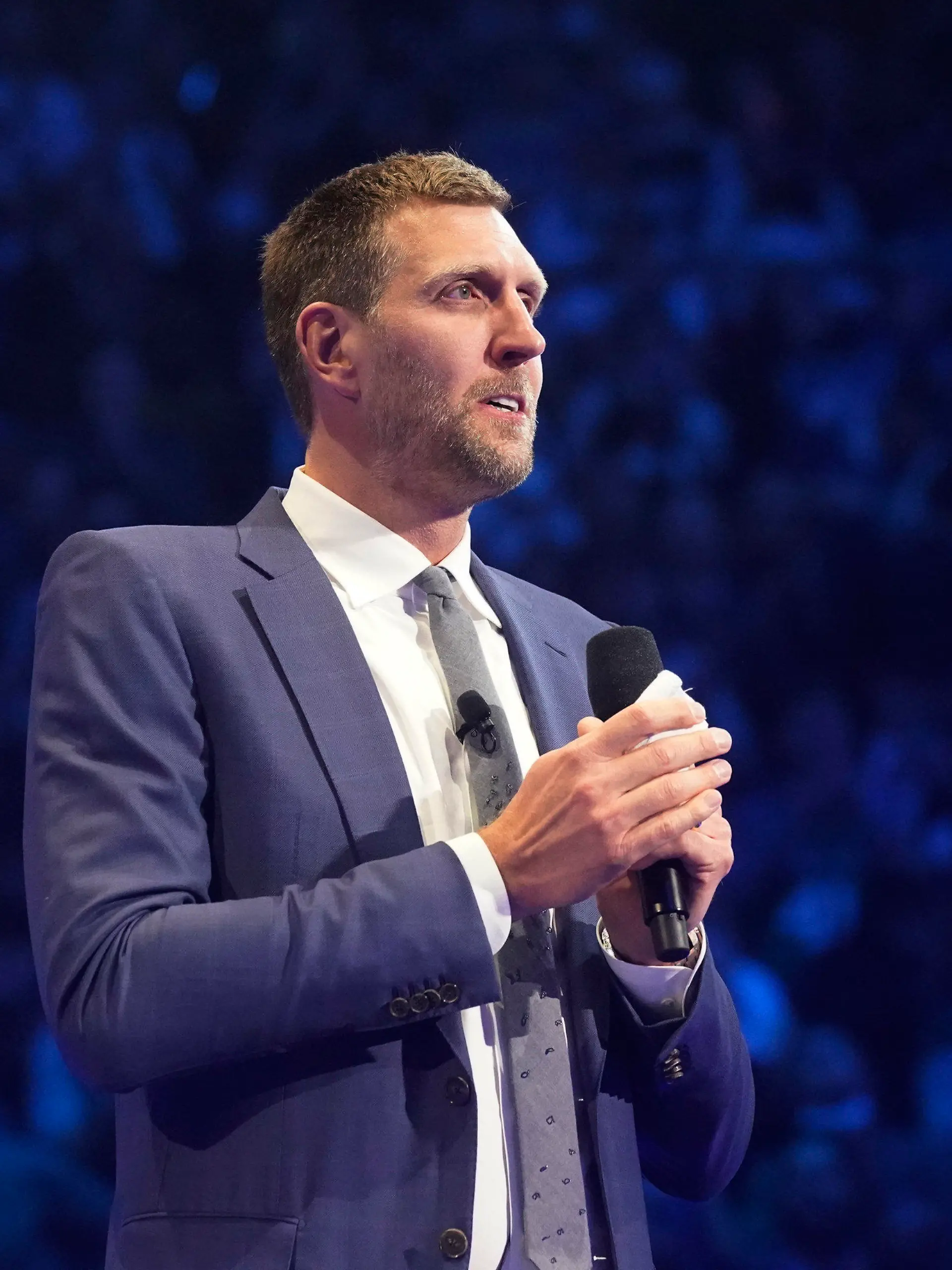 05.01.2022, USA, Dallas: Dirk Nowitzki, ehemaliger Spieler der Dallas Mavericks, spricht nach einem NBA-Basketballspiel zwischen den Golden State Warriors und den Dallas Mavericks in Dallas. Zur Würdigung seiner beispiellosen Karriere bei den Dallas Mavericks ist Dirk Nowitzkis Basketball-Trikot mit der Nummer 41 unter die Hallendecke des Teams aus Texas gezogen worden. (zu dpa: «Für immer 41: Nowitzkis Dallas-Trikot in Basketball-Arena verewigt») Foto: Lm Otero/AP/dpa +++ dpa-Bildfunk +++