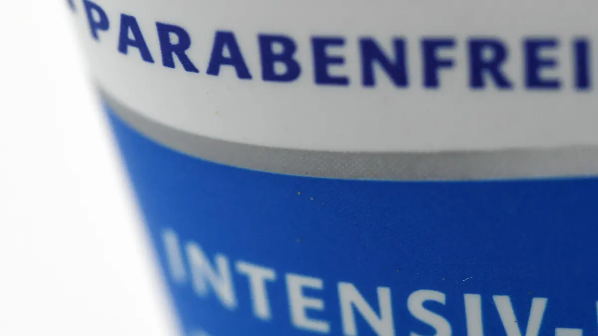 Parabenfrei steht am 21.06.2016 in Berlin auf der Verpackung einer Handcreme. Foto: Andrea Warnecke | Verwendung weltweit