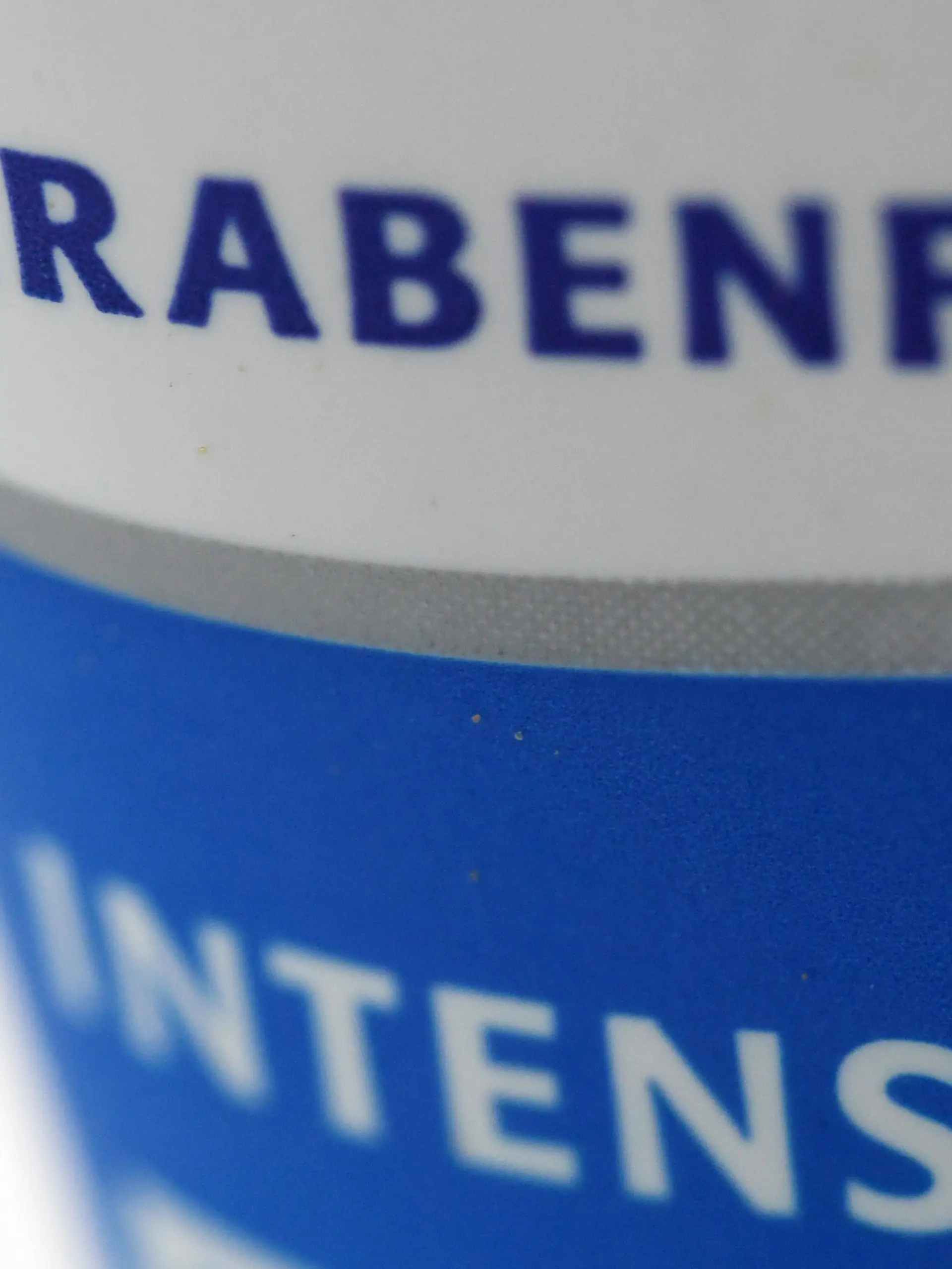 Parabenfrei steht am 21.06.2016 in Berlin auf der Verpackung einer Handcreme. Foto: Andrea Warnecke | Verwendung weltweit
