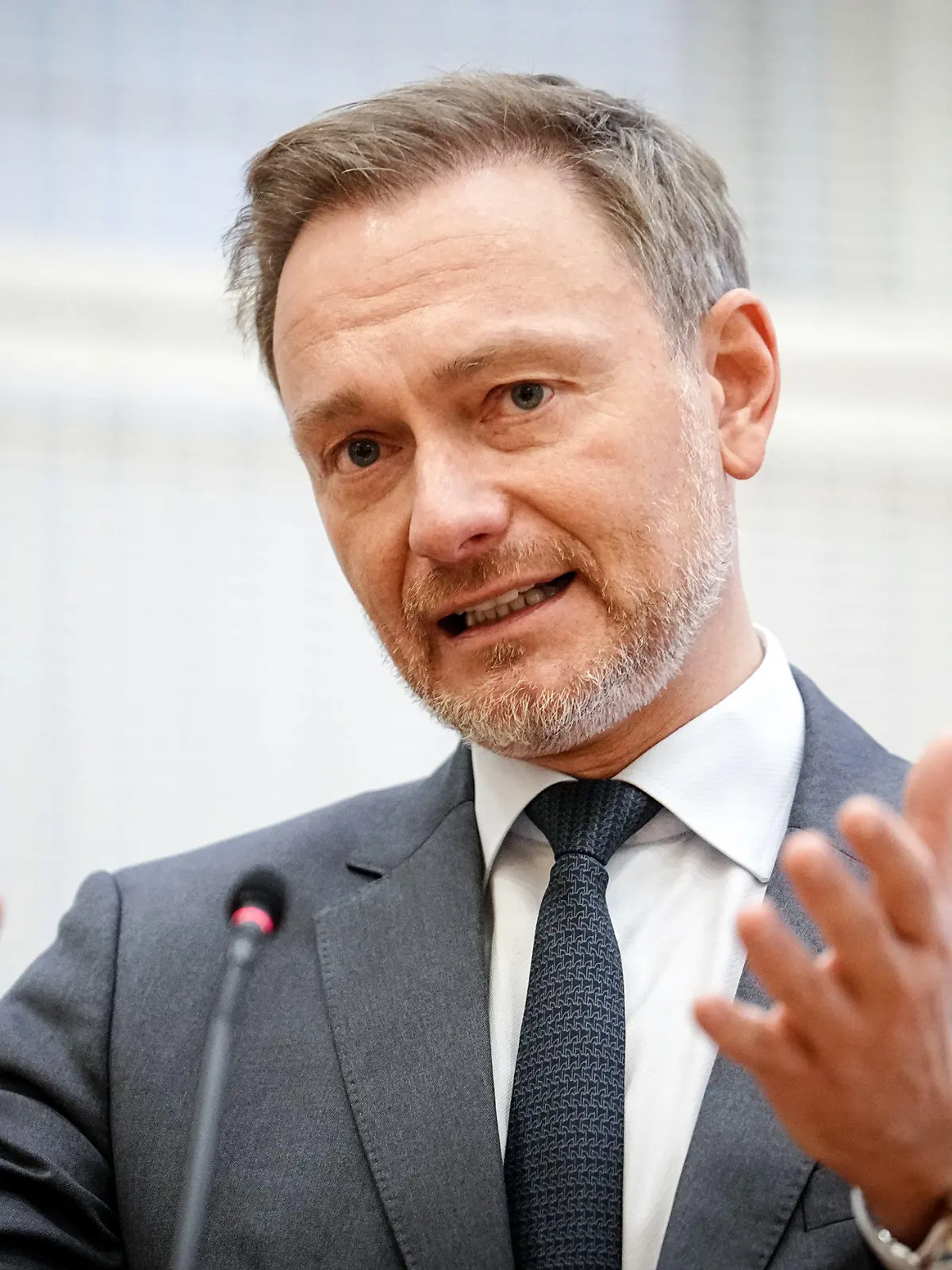ARCHIV - 28.11.2022, Berlin: Christian Lindner (FDP), Bundesminister der Finanzen, spricht beim «ZDH-Steuerforum 2022» des Zentralverbandes des Deutschen Handwerks (ZDH) zu den Teilnehmern. (zu dpa «Lindner weist Vorwürfe im Zusammenhang mit Privatkredit zurück») Foto: Kay Nietfeld/dpa +++ dpa-Bildfunk +++