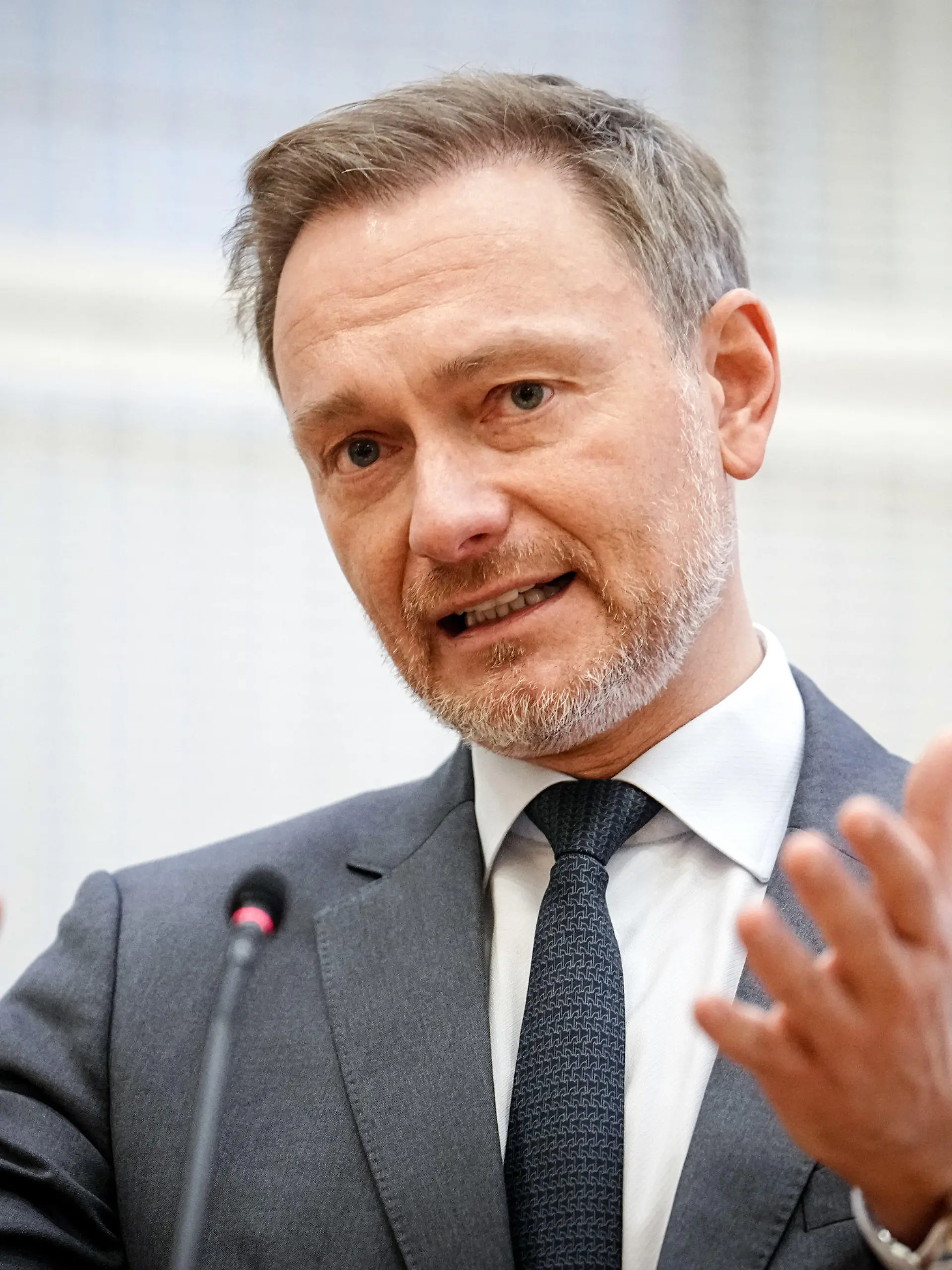 ARCHIV - 28.11.2022, Berlin: Christian Lindner (FDP), Bundesminister der Finanzen, spricht beim «ZDH-Steuerforum 2022» des Zentralverbandes des Deutschen Handwerks (ZDH) zu den Teilnehmern. (zu dpa «Lindner weist Vorwürfe im Zusammenhang mit Privatkredit zurück») Foto: Kay Nietfeld/dpa +++ dpa-Bildfunk +++