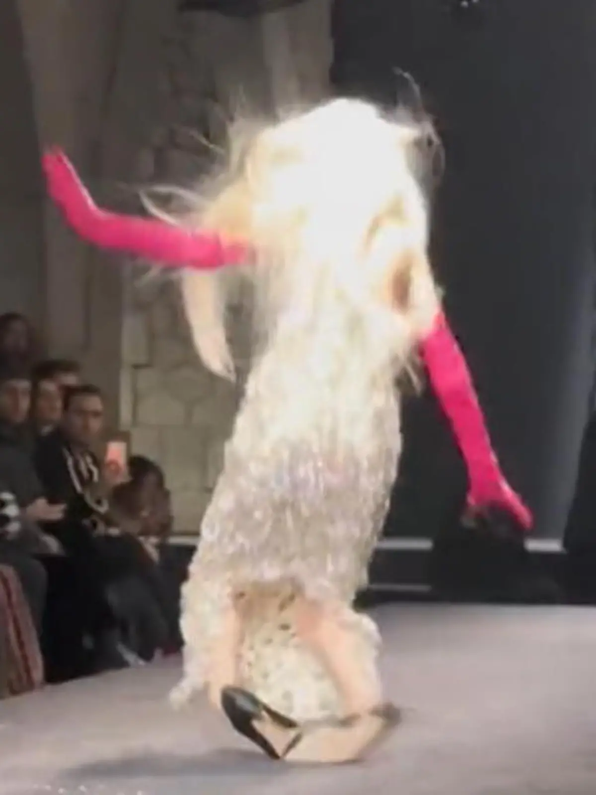Autsch, das muss weh getan haben! Supermodel Kristen McMenamy stürzt auf dem Laufsteg der Pariser Fashion Week und stiehlt damit allen die Show. Die peinliche Panne im Video.