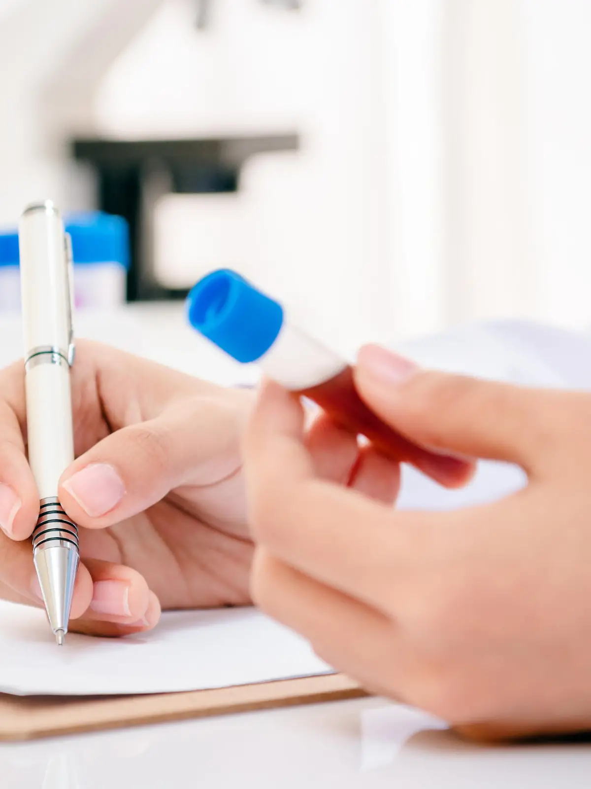 Mediziner mit Blutprobe