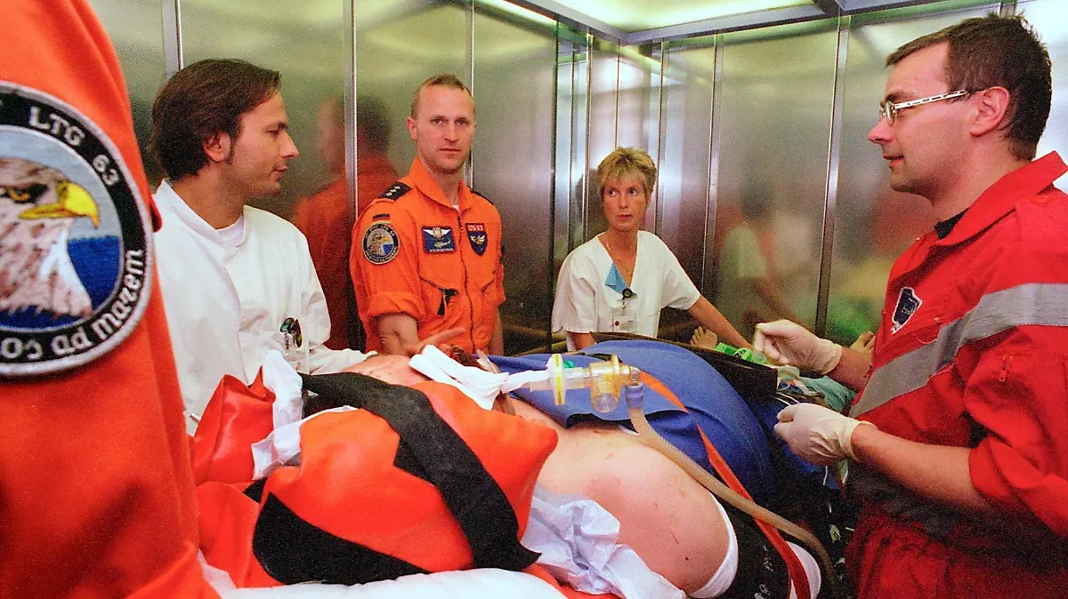 Berlin: Der Transport schwer verletzter Patienten erfolgt im Unfallkrankenhaus Berlin (UKB) über den Rettungslift, der vom Hubschrauberplatz auf dem Dach der Klinik direkt in die Rettungsstelle führt. Das UKB wurde mit einem Investitionsaufwand von rund 250 Millionen Euro errichtet und im September 1997 eingeweiht. Dank seiner sorgfältig abgestimmten Struktur von 14 Fachdisziplinen hat es einen europaweit anerkannten Ruf erworben. 1.250 Mitarbeiter unter der Leitung des ärztlichen Direktors Proffessor Dr. med. Axel Ekkernkamp sorgen sich rund um die Uhr um die Notfallpatienten. Zwei Hubschrauberlandeplätze auf dem Dach des Krankenhauses mit etwa 700 Anflügen im Jahr schaffen optimale Bedingungen für eine schnelle Versorgung. Über einen Rettungslift wird der Patient direkt vom Dach in den Schockraum des Haues gebracht, dem die digitale Röntgendiagnosrik unmittelbar angeschlossen ist. 13 Operationssäle und eine Intensivstation mit 39 Betten garantieren eine Maximalbetreuung besonders von Patienten mit Schwerstverletzungen (Polytrauma), akuten Verbrennungen und Querschnittsläsionen. (BRL409-100603) | Verwendung weltweit