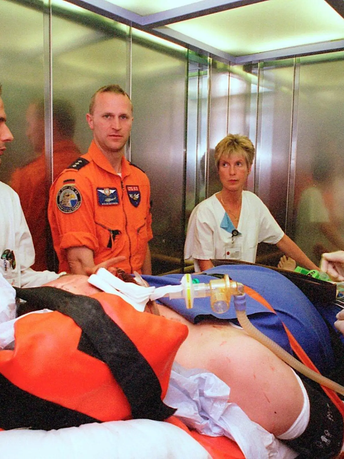 Berlin: Der Transport schwer verletzter Patienten erfolgt im Unfallkrankenhaus Berlin (UKB) über den Rettungslift, der vom Hubschrauberplatz auf dem Dach der Klinik direkt in die Rettungsstelle führt. Das UKB wurde mit einem Investitionsaufwand von rund 250 Millionen Euro errichtet und im September 1997 eingeweiht. Dank seiner sorgfältig abgestimmten Struktur von 14 Fachdisziplinen hat es einen europaweit anerkannten Ruf erworben. 1.250 Mitarbeiter unter der Leitung des ärztlichen Direktors Proffessor Dr. med. Axel Ekkernkamp sorgen sich rund um die Uhr um die Notfallpatienten. Zwei Hubschrauberlandeplätze auf dem Dach des Krankenhauses mit etwa 700 Anflügen im Jahr schaffen optimale Bedingungen für eine schnelle Versorgung. Über einen Rettungslift wird der Patient direkt vom Dach in den Schockraum des Haues gebracht, dem die digitale Röntgendiagnosrik unmittelbar angeschlossen ist. 13 Operationssäle und eine Intensivstation mit 39 Betten garantieren eine Maximalbetreuung besonders von Patienten mit Schwerstverletzungen (Polytrauma), akuten Verbrennungen und Querschnittsläsionen. (BRL409-100603) | Verwendung weltweit