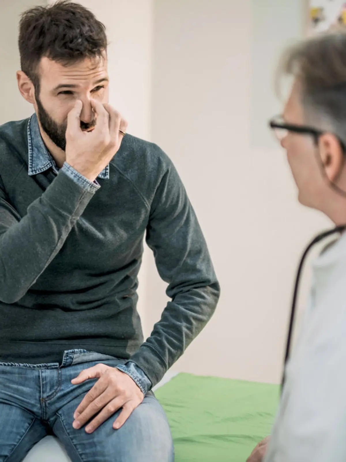 Nasenpolypen: Patient beschreibt Arzt seine Probleme bei der Nasenatmung