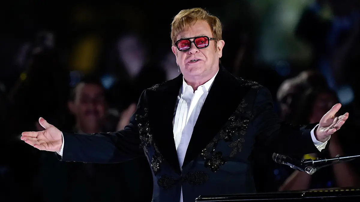 ARCHIV - 23.09.2022, USA, Washington: Elton John, britischer Sänger, tritt auf dem Südrasen des Weißen Hauses auf. (zu dpa-Korr "Bye Bye Bühne - Diese Stars haben ihre letzten Konzerte angekündigt") Foto: Susan Walsh/AP/dpa +++ dpa-Bildfunk +++