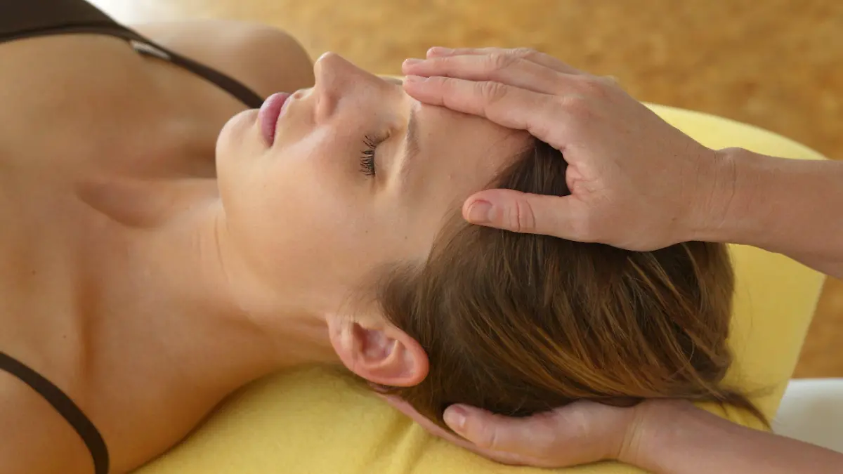 Osteopathische Therapie in der Praxis f¬?r Krankengymnastik von Monika Mester in Troisdorf-Spich. Die Osteopathie ist ein ganzheitliches manuelles Diagnose- und Heilverfahren (manuelle Medizin) und dient vorwiegend zur Erkennung und Behandlung von FunktionsstÀÜrungen des St¬?tz- und Bewegungsapparates, die oft Ursache weitergehender Erkrankungen und Schmerzen sind. (model released). Troisdorf, Nordrhein-Westfalen, Deutschland, 14.10.2006
