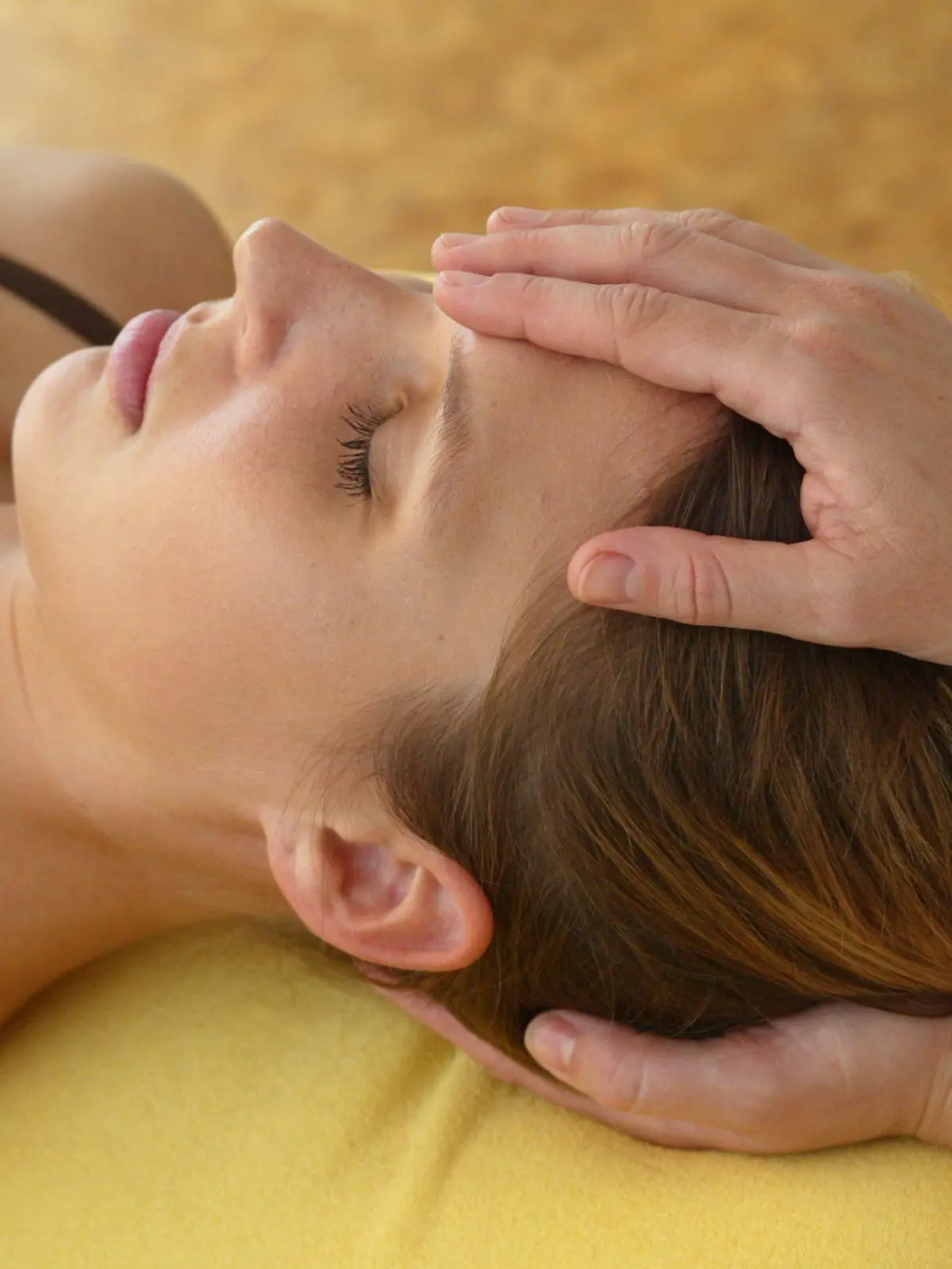 Osteopathische Therapie in der Praxis f¬?r Krankengymnastik von Monika Mester in Troisdorf-Spich. Die Osteopathie ist ein ganzheitliches manuelles Diagnose- und Heilverfahren (manuelle Medizin) und dient vorwiegend zur Erkennung und Behandlung von FunktionsstÀÜrungen des St¬?tz- und Bewegungsapparates, die oft Ursache weitergehender Erkrankungen und Schmerzen sind. (model released). Troisdorf, Nordrhein-Westfalen, Deutschland, 14.10.2006