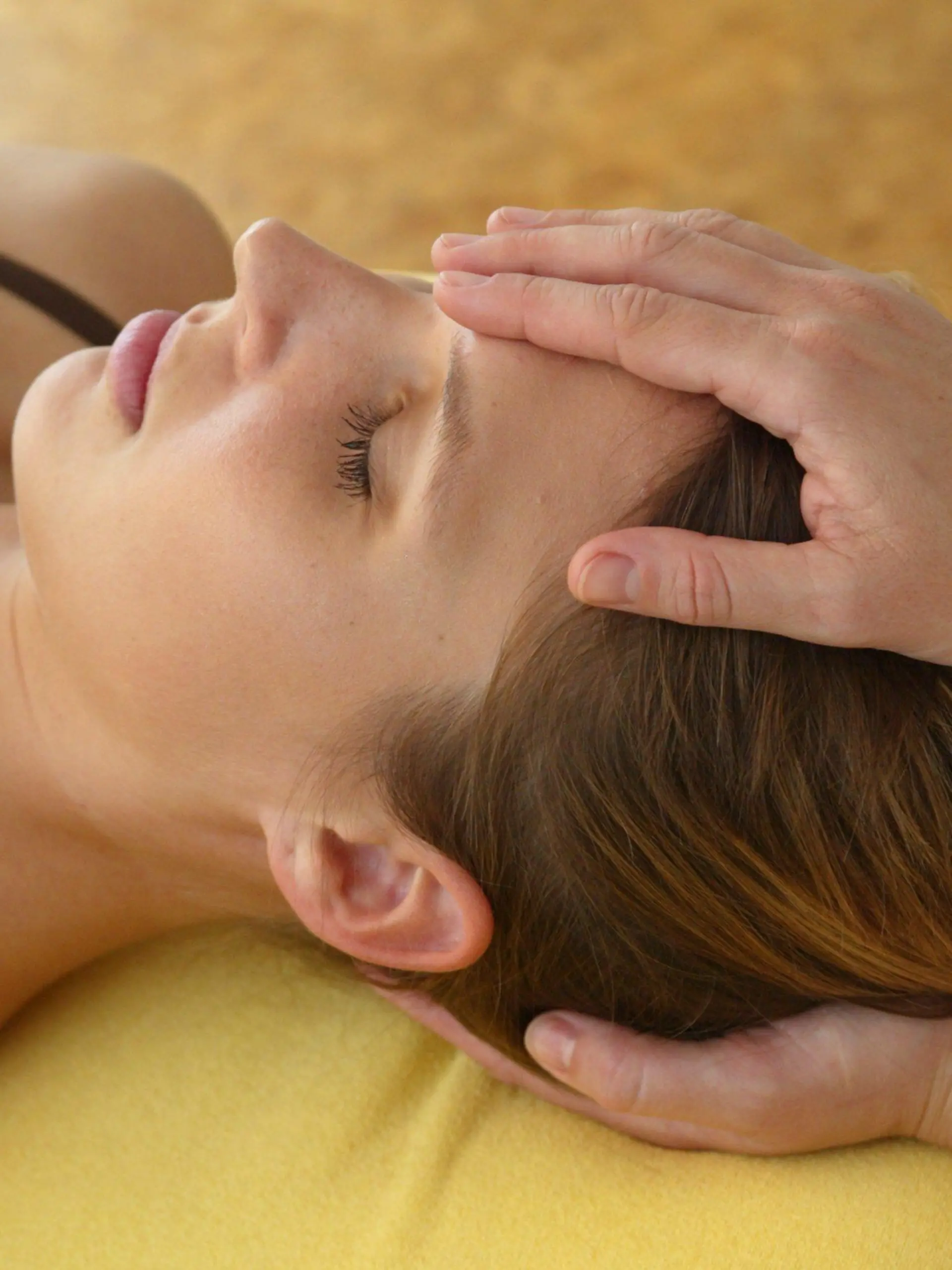 Osteopathische Therapie in der Praxis f¬?r Krankengymnastik von Monika Mester in Troisdorf-Spich. Die Osteopathie ist ein ganzheitliches manuelles Diagnose- und Heilverfahren (manuelle Medizin) und dient vorwiegend zur Erkennung und Behandlung von FunktionsstÀÜrungen des St¬?tz- und Bewegungsapparates, die oft Ursache weitergehender Erkrankungen und Schmerzen sind. (model released). Troisdorf, Nordrhein-Westfalen, Deutschland, 14.10.2006