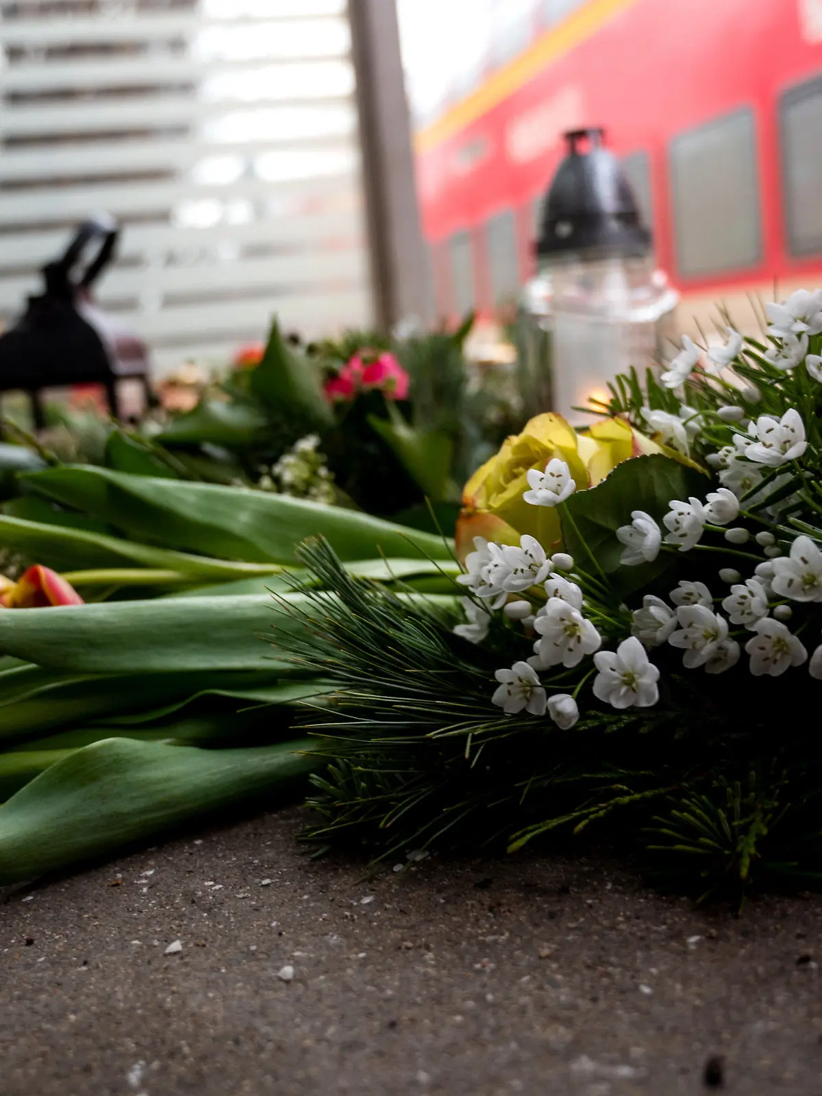 27.01.2023, Schleswig-Holstein, Brokstedt: Kerzen und Blumen stehen und liegen im Bahnhof Brokstedt in einem Wartehäuschen. Bei einer Messerattacke in einem Regionalzug von Kiel nach Hamburg waren am 25.01.2023 in Brokstedt zwei junge Menschen getötet und sieben verletzt worden. Foto: Daniel Bockwoldt/dpa +++ dpa-Bildfunk +++
