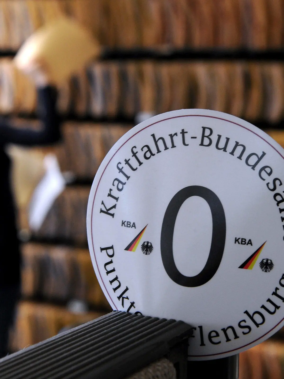 ARCHIV - Ein Aufkleber «0 Punkte in Flensburg» ist am 27.02.2012 in einem der Räume im Kraftfahrt-Bundesamt im Flensburger Stadtteil Mürwik angebracht. Brandenburgs Fahrschulen haben derzeit regen Zulauf von Verkehrssündern. Grund ist die Umstellung des Punktesystems in Flensburg zum 1. Mai. Foto: Carsten Rehder/dpa (zu lbn vom 15.04.2014) +++(c) dpa - Bildfunk+++