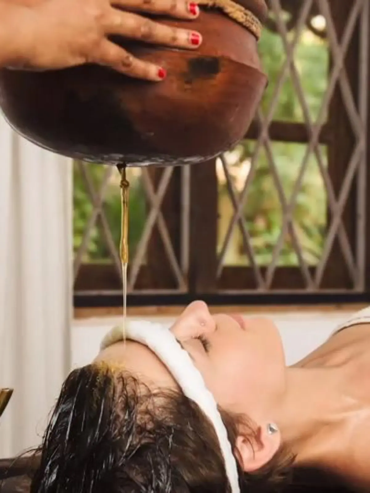 Bild zu: "Shirodhara (ayurvedischer Stirnölguss)"