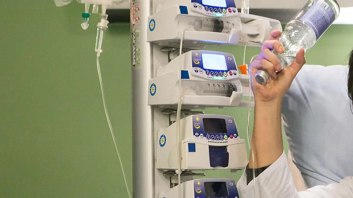 Maximilian (Francisco Medina, r.) schlägt im Krankenzimmer einen Sicherheitsbeamten (Komparse) nieder, um die Flucht aus dem Krankenzimmer zu wagen...
