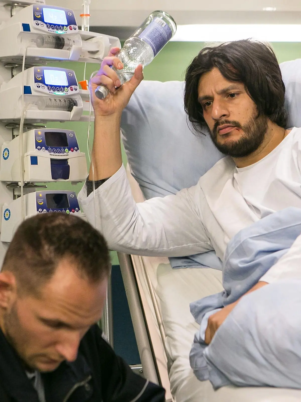 Maximilian (Francisco Medina, r.) schlägt im Krankenzimmer einen Sicherheitsbeamten (Komparse) nieder, um die Flucht aus dem Krankenzimmer zu wagen...