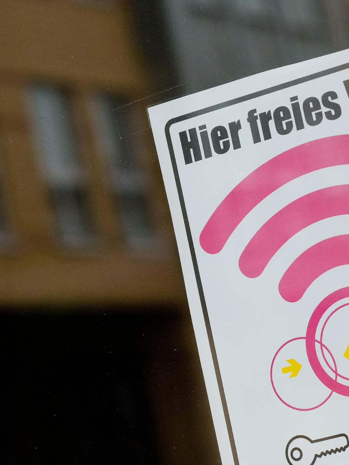 ARCHIV - Ein Schild "Hier freies Wlan" weist am 05.02.2016 in Hildesheim (Niedersachsen) auf einen Hotspot vom kostenlosen Netzwerk "Freifunk Hildesheim" hin. (zu dpa «Tausende Wlan-Hotspots in Rheinland-Pfalz» vom 05.12.2016) +++(c) dpa - Bildfunk+++