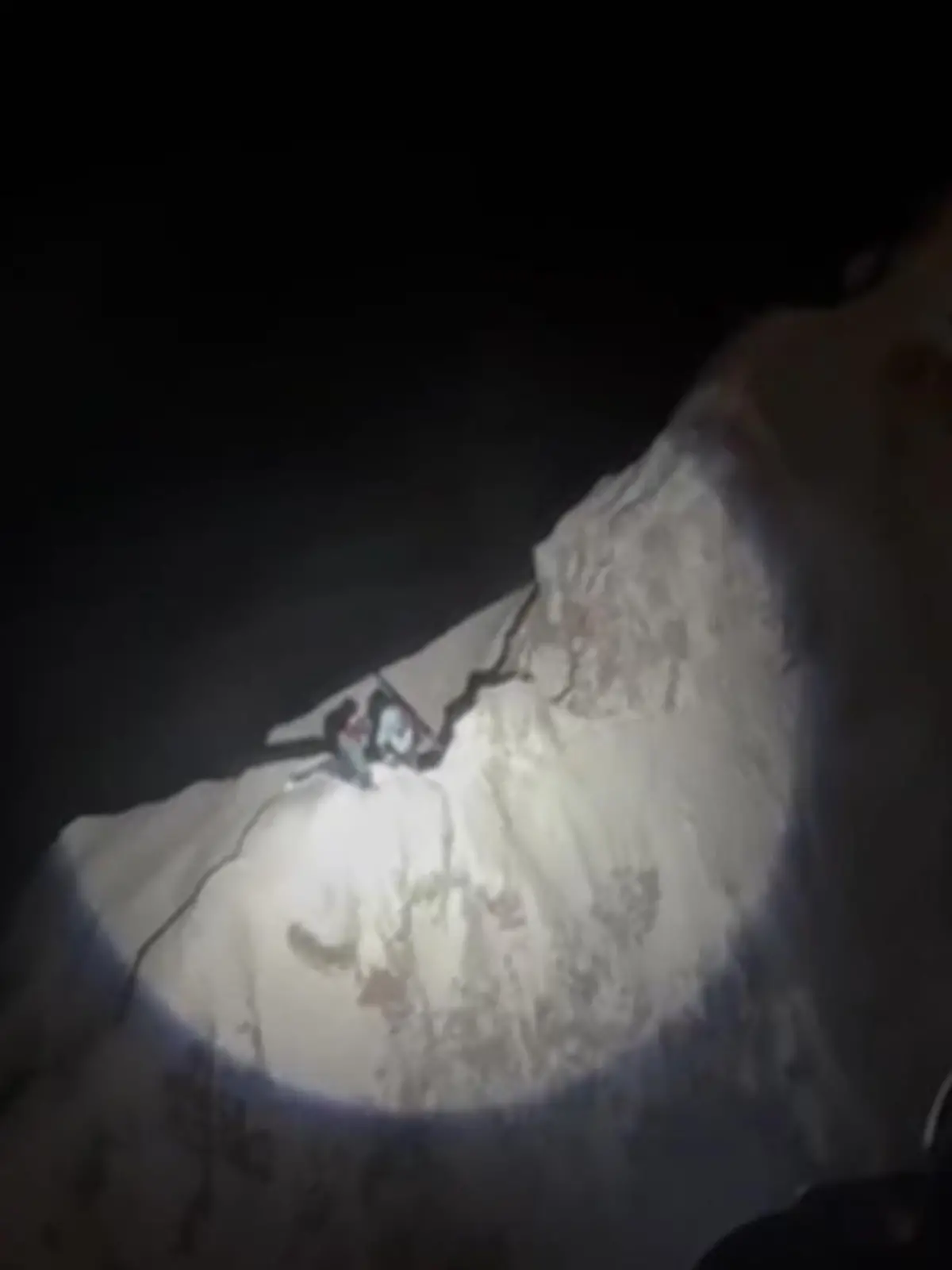 Wie konnte das passieren? Mitten in der Nacht muss ein Rettungshubschrauber aus Tirol eingesetzt werden, um zwei Skifahrer zu retten. Die Bedingungen sind denkbar schlecht: Auf 2700 Metern versuchen die Einsatzkräfte die beiden Deutschen zu bergen. Die dramatischen Szenen vom Rettungseinsatz zeigen wir im Video.