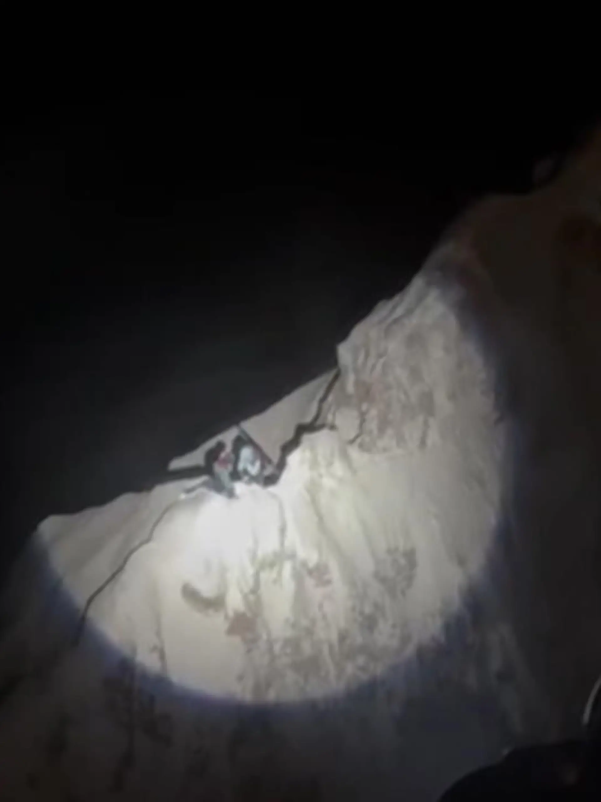 Wie konnte das passieren? Mitten in der Nacht muss ein Rettungshubschrauber aus Tirol eingesetzt werden, um zwei Skifahrer zu retten. Die Bedingungen sind denkbar schlecht: Auf 2700 Metern versuchen die Einsatzkräfte die beiden Deutschen zu bergen. Die dramatischen Szenen vom Rettungseinsatz zeigen wir im Video.