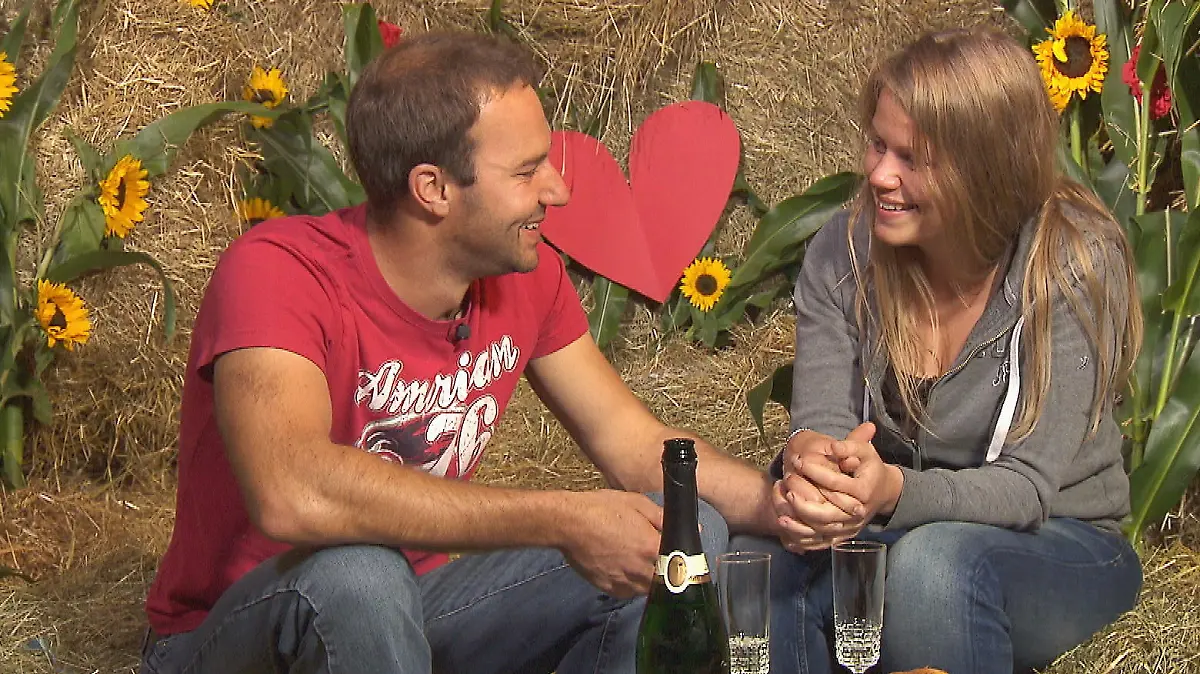 Zum Abschied hat sich Christian (31), der liebevolle Rinderzüchter, etwas Besonderes ausgedacht. Er entführt seine Barbara (27) in den romantisch geschmückten Stall. Barbara ist total überwältigt, ihr kommen die Tränen der Rührung. Aber auch Christian kann seine Gefühle nicht verbergen. Schluchzend fallen sich beide in die Arme.