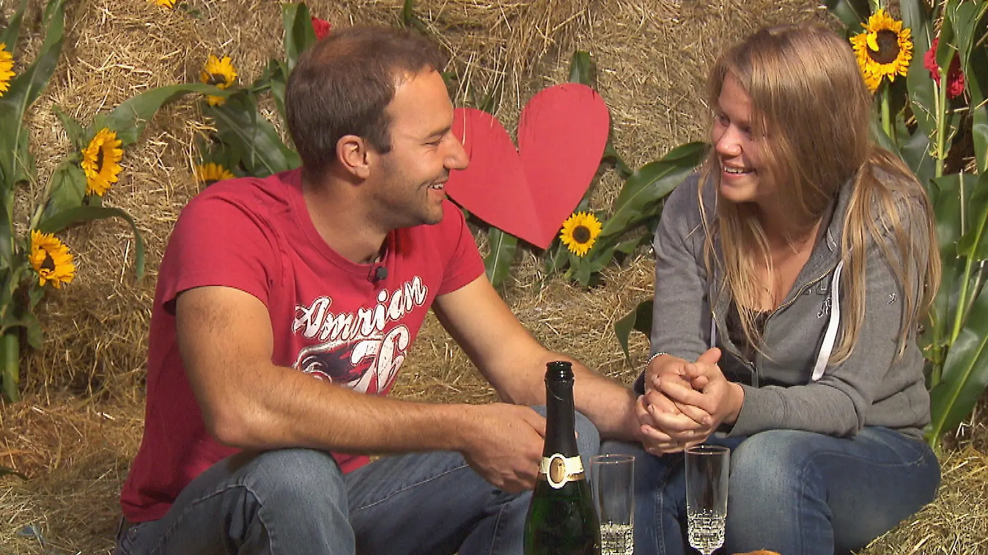Zum Abschied hat sich Christian (31), der liebevolle Rinderzüchter, etwas Besonderes ausgedacht. Er entführt seine Barbara (27) in den romantisch geschmückten Stall. Barbara ist total überwältigt, ihr kommen die Tränen der Rührung. Aber auch Christian kann seine Gefühle nicht verbergen. Schluchzend fallen sich beide in die Arme.
