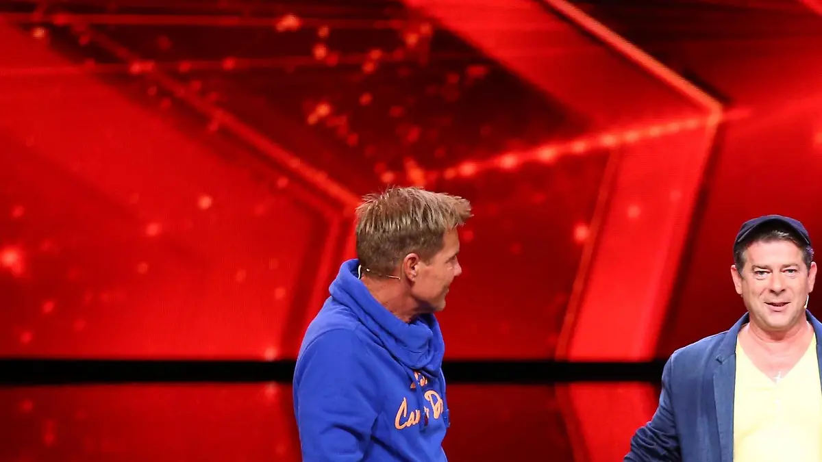 Herwig Felix (r.), Mundharmonika-Spieler aus Steinpleis, wird bei seinem Auftritt von Michael Hirte überrascht. Links Jurymitglied Dieter Bohlen.