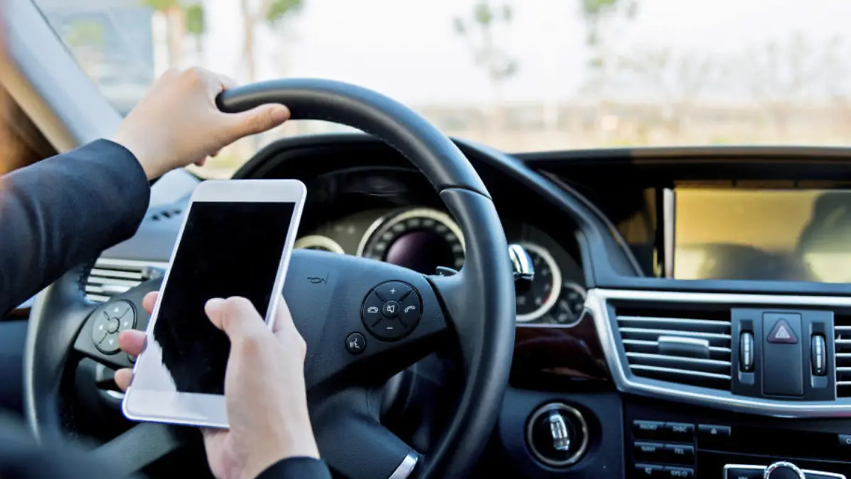 Smartphone am Steuer? 60 Euro und ein Punkt! Zwei Drittel aller Autofahrer tun es
