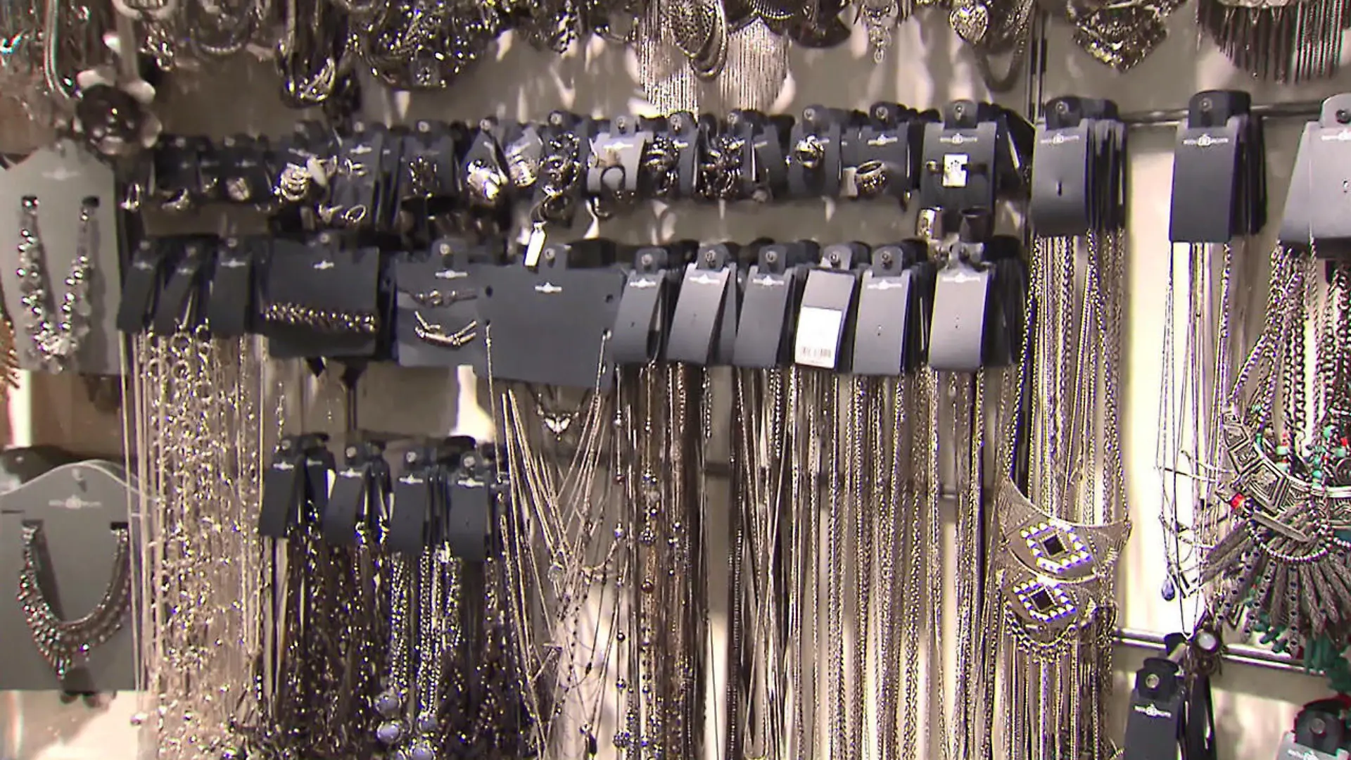 Verbraucherschützer warnen: Vorsicht bei Modeschmuck Unechter Schmuck enthält vermehrt Schwermetalle