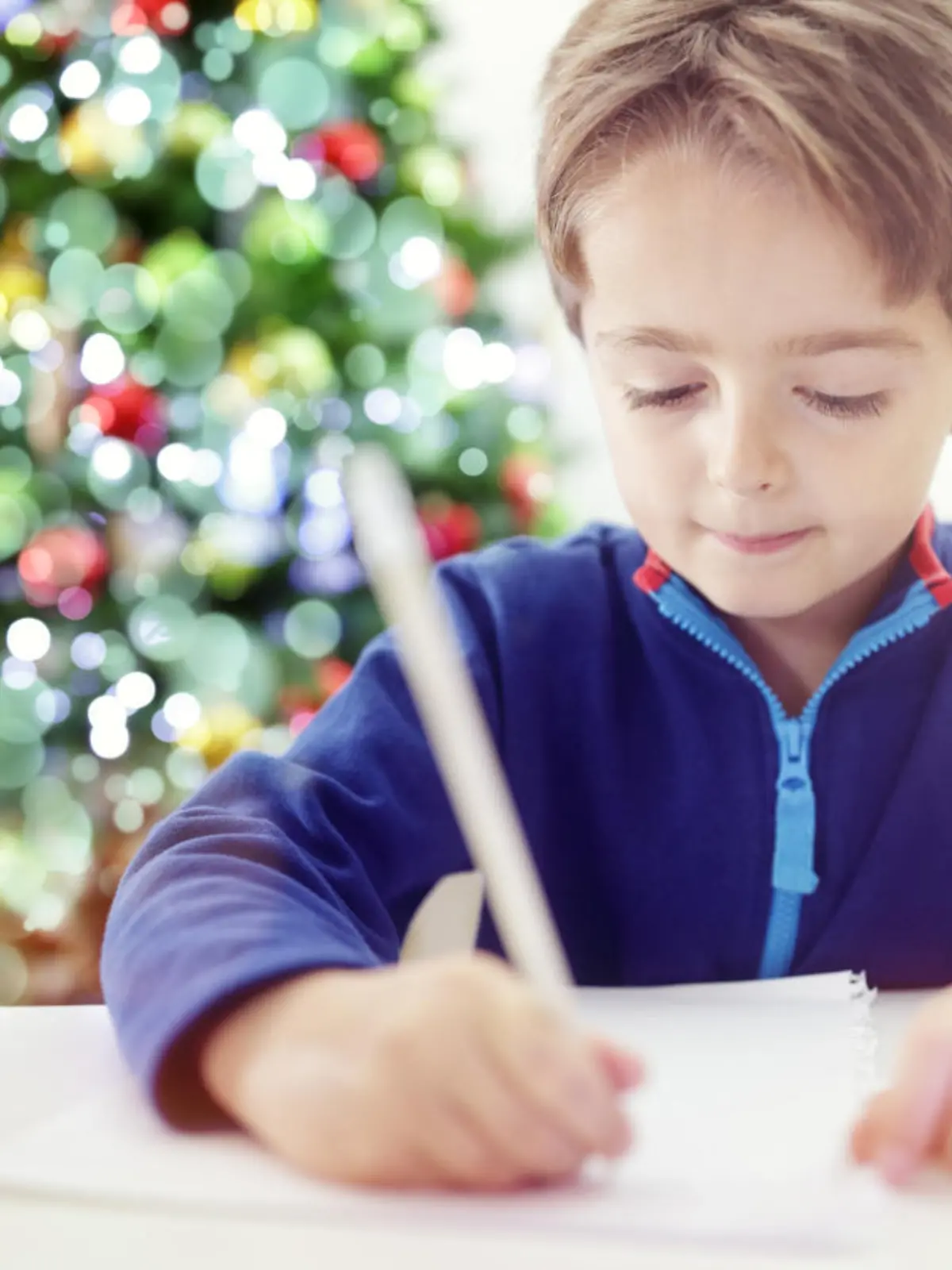 Kind schreibt Weihnachts-Wunschzettel