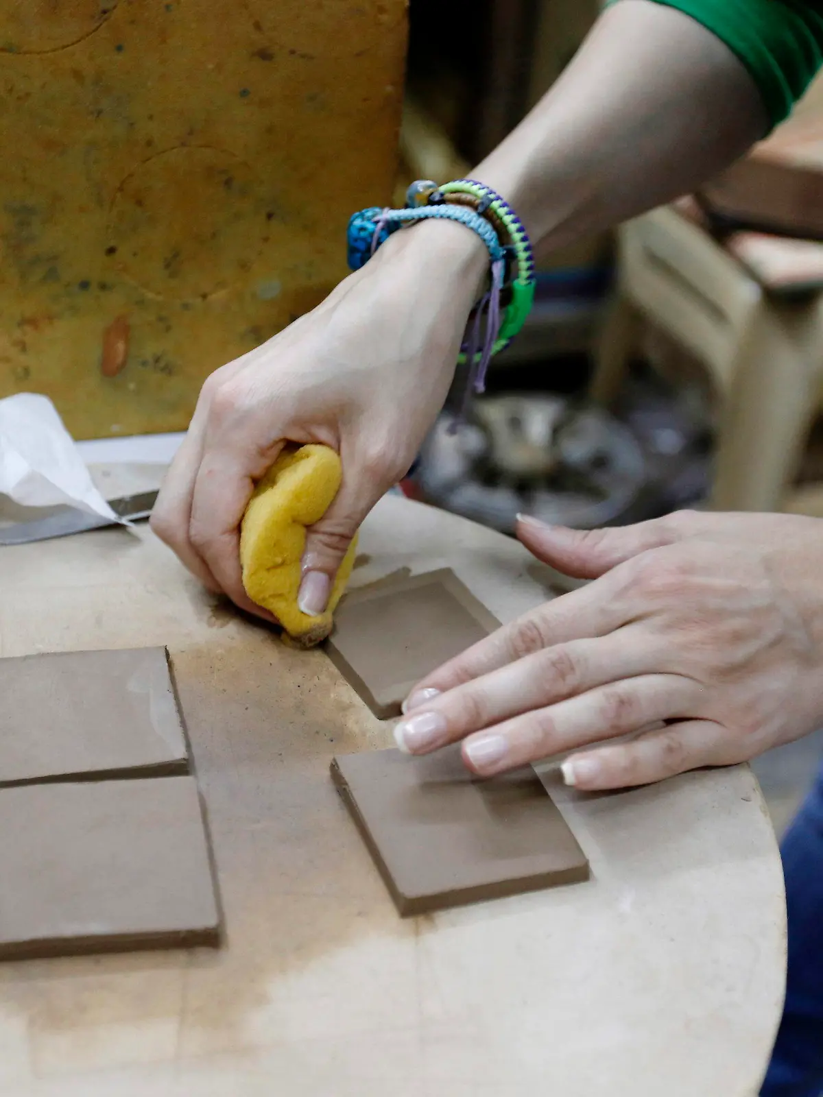 epa05608970 Shop owner Sheerin Tofaha creating pottery and porcelain pots in her shop at the handicraft market in the old city of Damascus, Syria, 29 October 2016. Tofaha has been making pots for 12 years. EPA/YOUSSEF BADAWI +++(c) dpa - Bildfunk+++