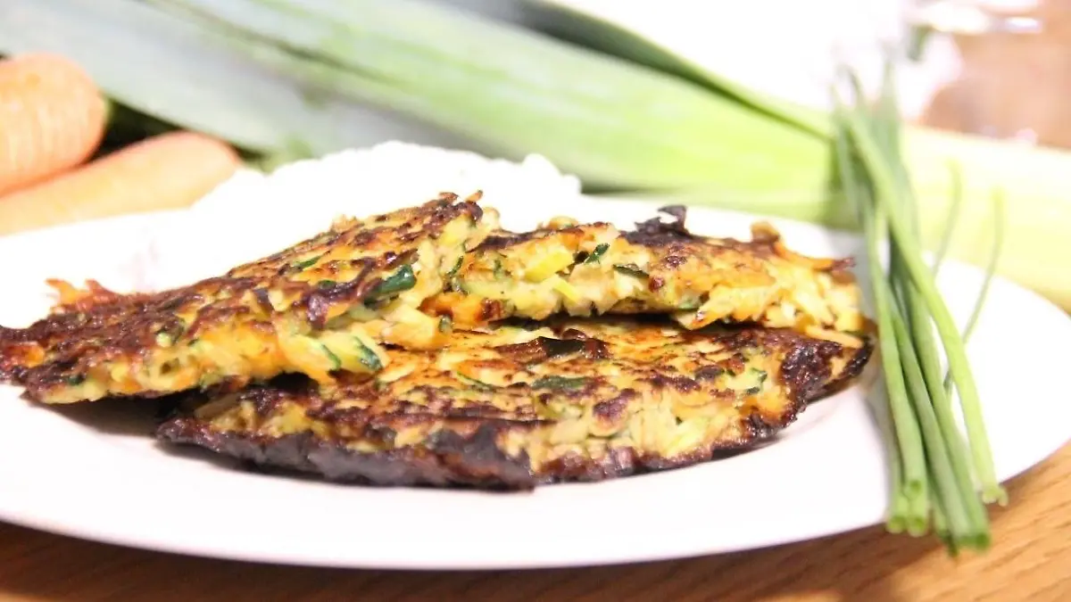 Lieblingsgericht: Zucchini-Möhren-Krusti mit Quark Videoanleitung zum Nachkochen