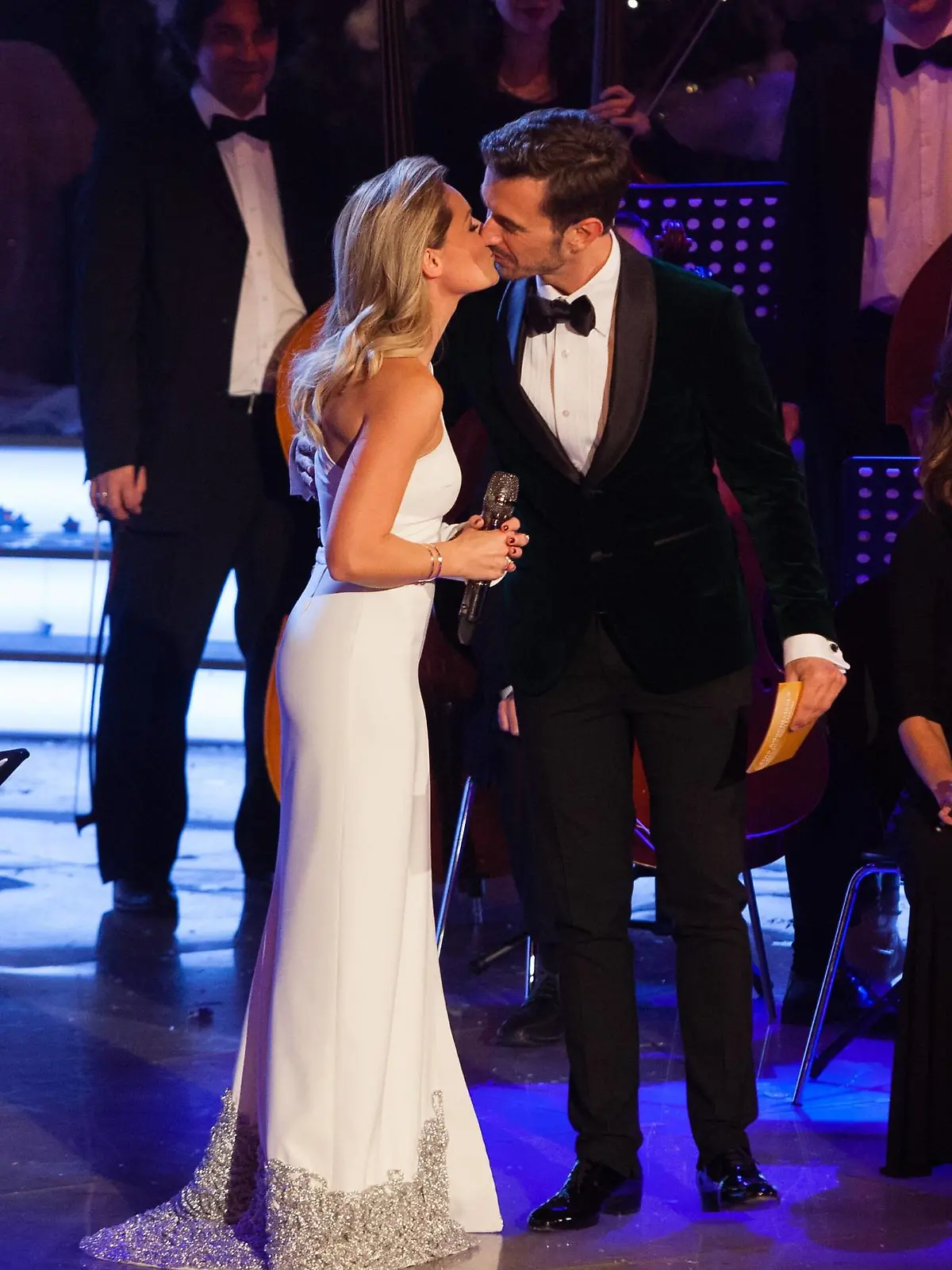 Suhl Helene Fischer und Florian Silbereisen flirten während der ARD Fernsehshow Das Adventsfest der 100.000 Lichter - Die große Show zur Eröffnung der Weihnachtsmärkte , Copyright: xSocher/xEibner-Pressefotox EP_kso

Suhl Helene Fischer and Florian Silbereisen Flirting during the ARD TV the Advent celebration the 100 000 Lights the Size Show to Opening the Christmas markets Copyright xSocher  Pressefotox EP_kso  