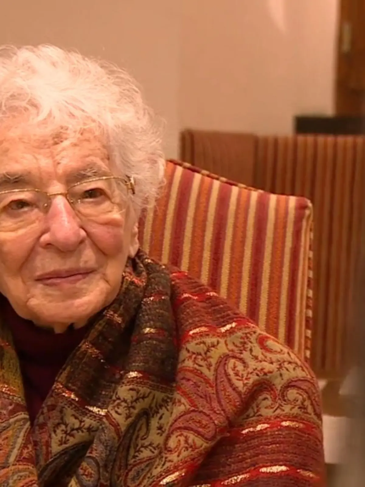 Sie entkam den Nazis und damit wohl auch dem sicheren Tod: Die Jüdin Ruth Weiss. Die 98-Jährige ist eine der letzten Überlebenden der Gräueltaten des NS-Regimes. Und das wahrscheinlich nur, weil sie 1936 mit ihrer Familie Deutschland verlassen und nach Südafrika auswandern konnte. Heute zum weltweiten Holocaust Gedenktag besuchte sie Düsseldorf, um im Landtag von ihren Erlebnissen zu erzählen. Mit dabei war auch eine Schulklasse aus Münster.