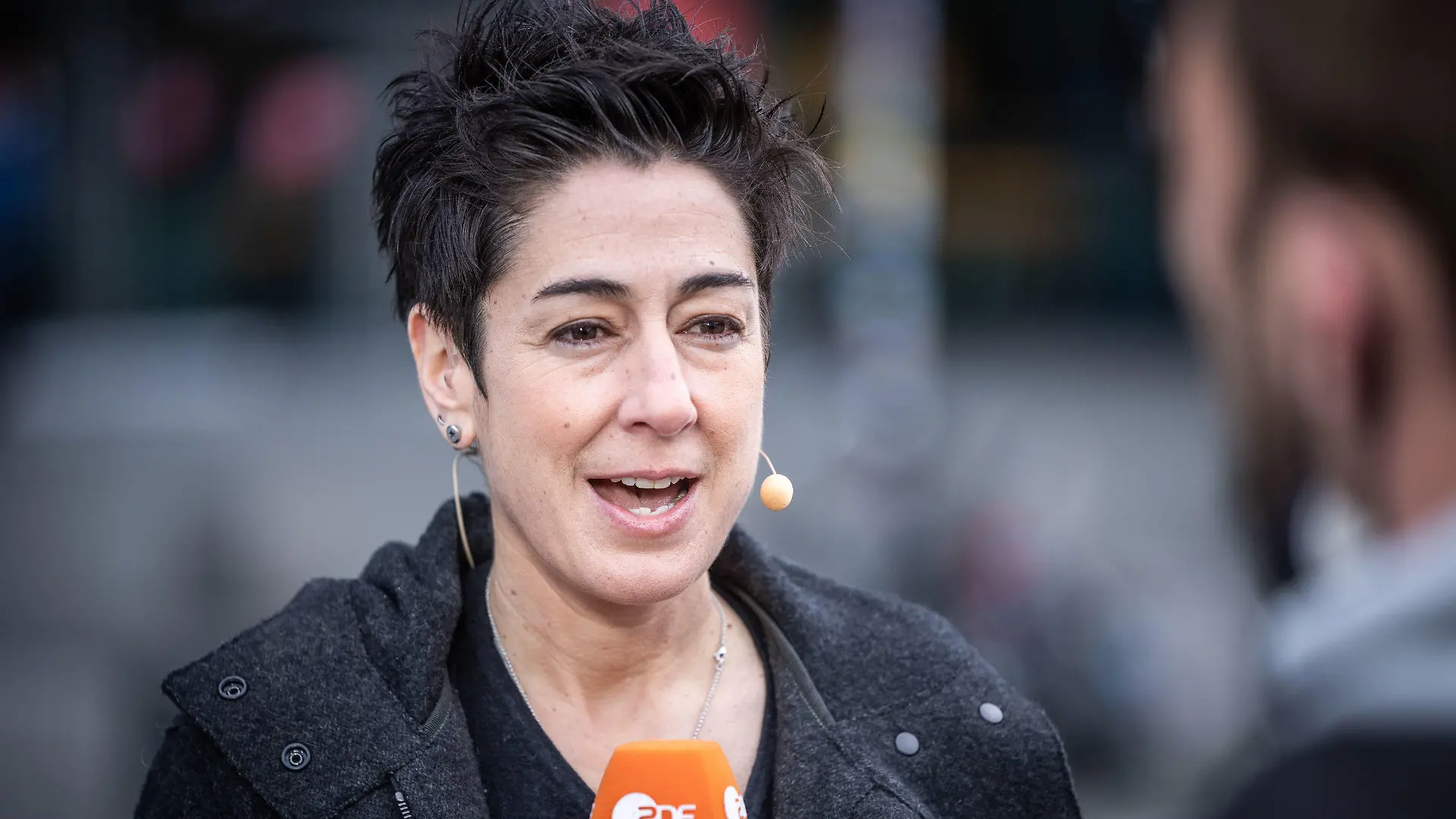 ARCHIV - 05.04.2022, Berlin: Moderatorin Dunja Hayali ist beim ZDF-"Morgenmagazin" vor Ort am Berliner Hauptbahnhof. Das aktuelle «ZDF-Morgenmagazin» ist am 13.12.2022 ausgefallen. (zu dpa "Warnstreik beim ZDF: Kein aktuelles «ZDF-Morgenmagazin») Foto: Michael Kappeler/dpa +++ dpa-Bildfunk +++