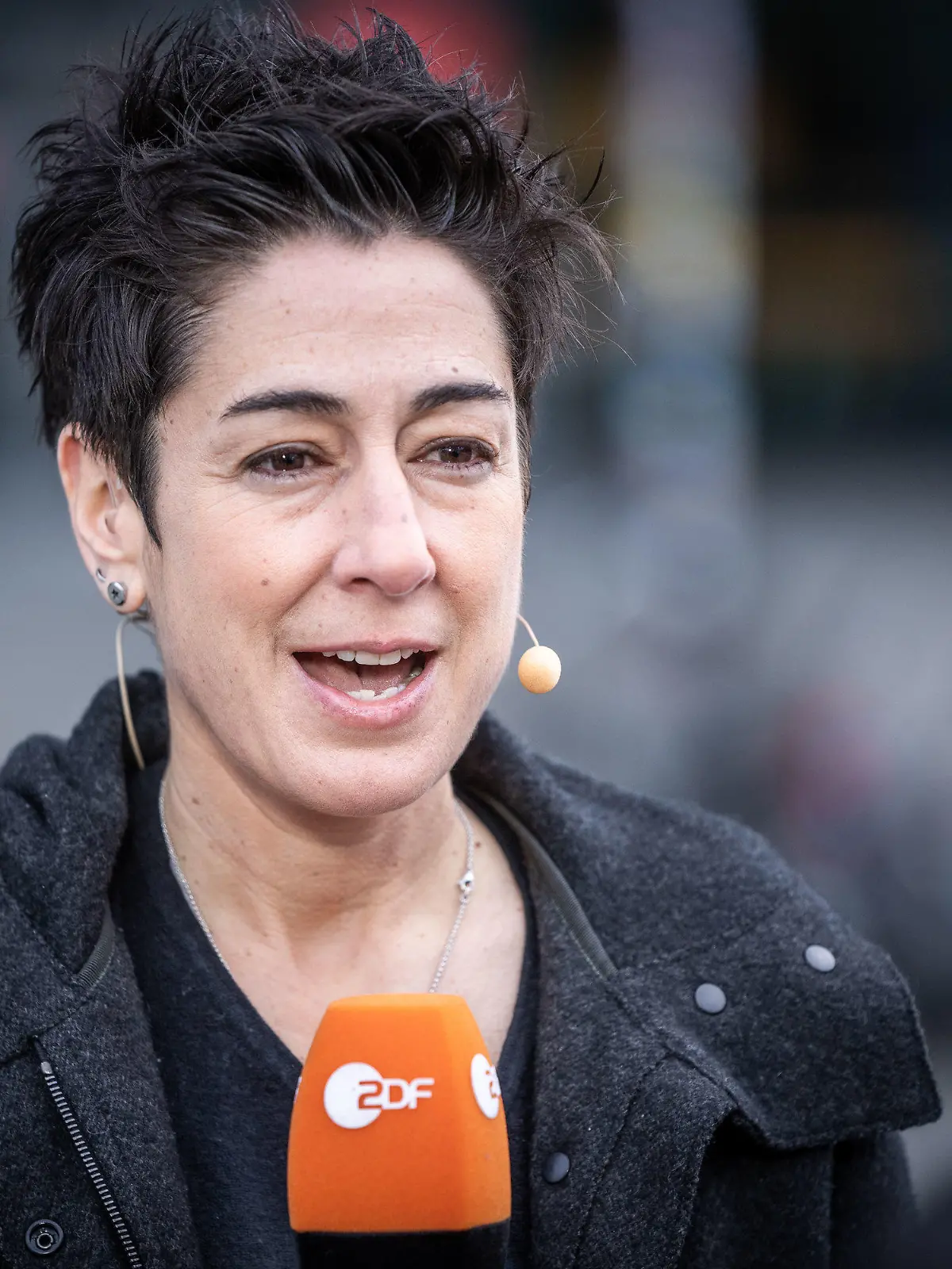 ARCHIV - 05.04.2022, Berlin: Moderatorin Dunja Hayali ist beim ZDF-"Morgenmagazin" vor Ort am Berliner Hauptbahnhof. Das aktuelle «ZDF-Morgenmagazin» ist am 13.12.2022 ausgefallen. (zu dpa "Warnstreik beim ZDF: Kein aktuelles «ZDF-Morgenmagazin») Foto: Michael Kappeler/dpa +++ dpa-Bildfunk +++