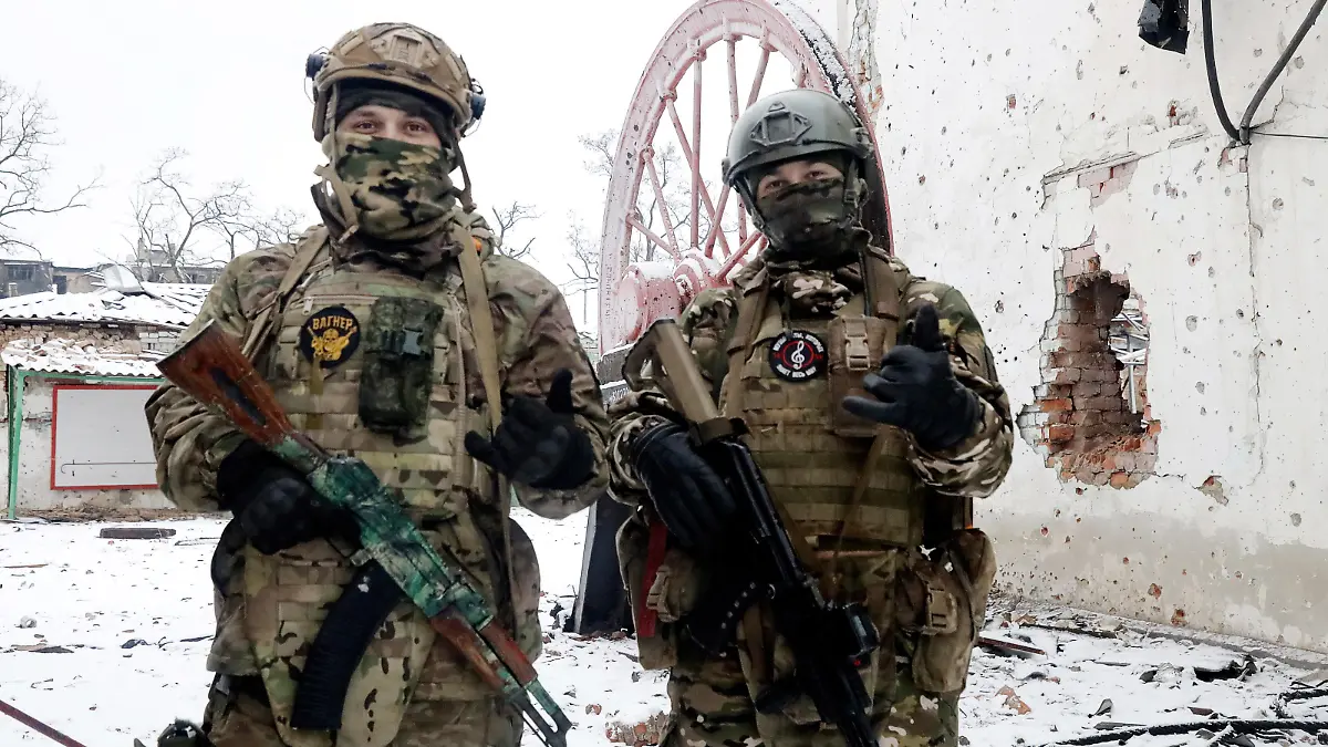 RUSSIA, DONETSK PEOPLE'S REPUBLIC - JANUARY 29, 2023: Wagner Group fighters stand outside a building destroyed by heavy fire in the embattled town of Soledar, north of Donetsk. On the evening of January 12, the Russian Armed Forces accomplished the liberation of Soledar from Ukrainian troops. Ivan Noyabrev/TASS / action press