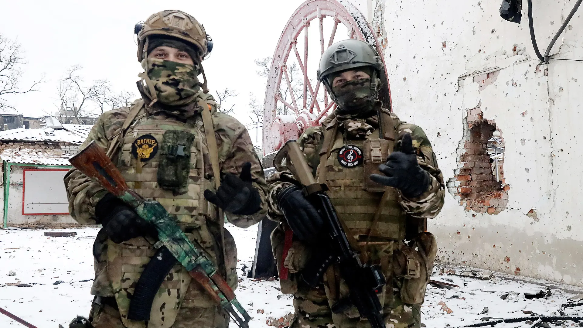 RUSSIA, DONETSK PEOPLE'S REPUBLIC - JANUARY 29, 2023: Wagner Group fighters stand outside a building destroyed by heavy fire in the embattled town of Soledar, north of Donetsk. On the evening of January 12, the Russian Armed Forces accomplished the liberation of Soledar from Ukrainian troops. Ivan Noyabrev/TASS / action press