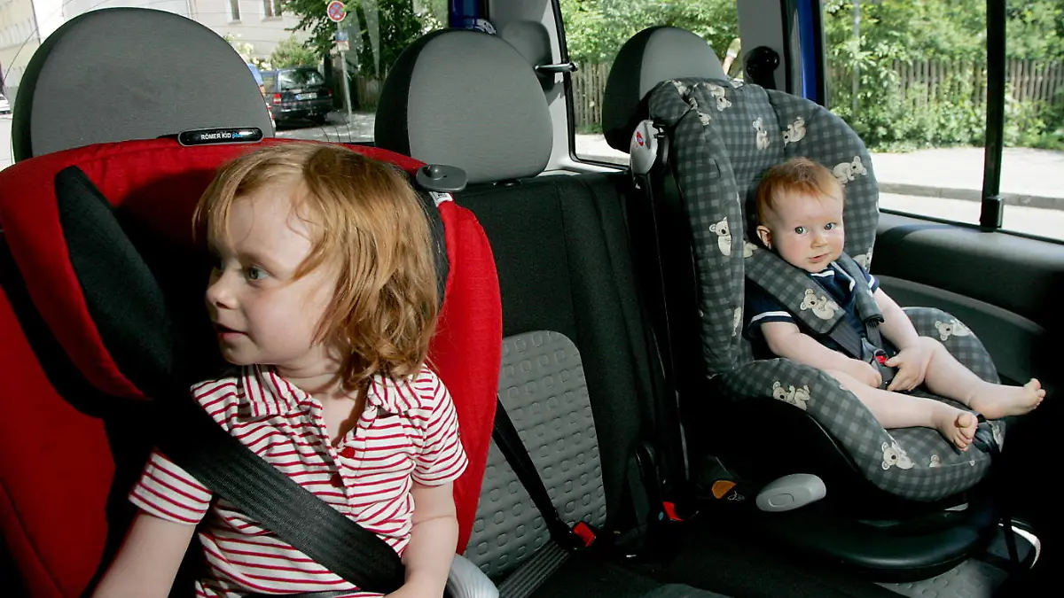 Die drei Jahre alte Hannah (l) und ihre 11 Monate alte Schwester Felicia sitzen am Mittwoch (23.05.2007) in ihren Kindersitzen in einem Auto in München (Oberbayern) - Illustration. Am Donnerstag (24.05.2007) gibt der ADAC in München die Ergebnisse seines Kindersitztests bekannt. Foto: Lukas Barth dpa/lby +++(c) dpa - Report+++