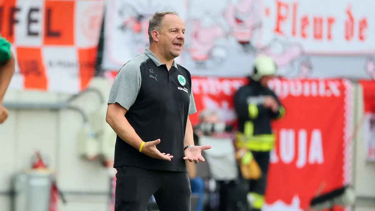 Halle - Fuerth / DFB Pokal Halle, 12.08.2023, Leuna Chemie Stadion, Fussball, DFB-Pokal, 1.Hauptrunde , Hallescher FC vs. SpVgg Greuther Fürth , Im Bild Trainer Alexander Zorniger, Greuther Fürth. , Nur zur redaktionellen Nutzung. Only editorial use. , DFB / DFL regulations prohibit any use of photographs as image sequences and/or quasi-video. , *** Halle Fuerth DFB Pokal Halle, 12 08 2023, Leuna Chemie Stadion, Football, DFB Pokal, 1 Hauptrunde , Hallescher FC vs SpVgg Greuther Fürth , Im Bild Trainer Alexander Zorniger, Greuther Fürth , Nur zur editorial use Only editorial use , DFB DFL regulations prohibit any use of photographs as image sequences and or quasi video , Picture Point
