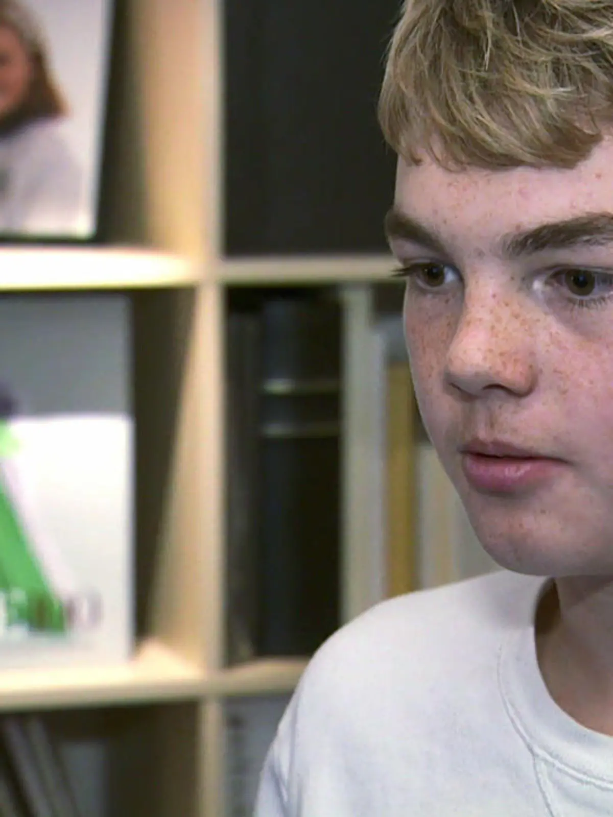 Cameron leidet seit einer Halsinfektion am sogenannten „Exorzisten-Syndrom“. Die Krankheit sorgt für Tobsuchtsanfälle, in denen der Junge sich selbst oder Personen in seiner Nähe Schmerzen zufügen will.
