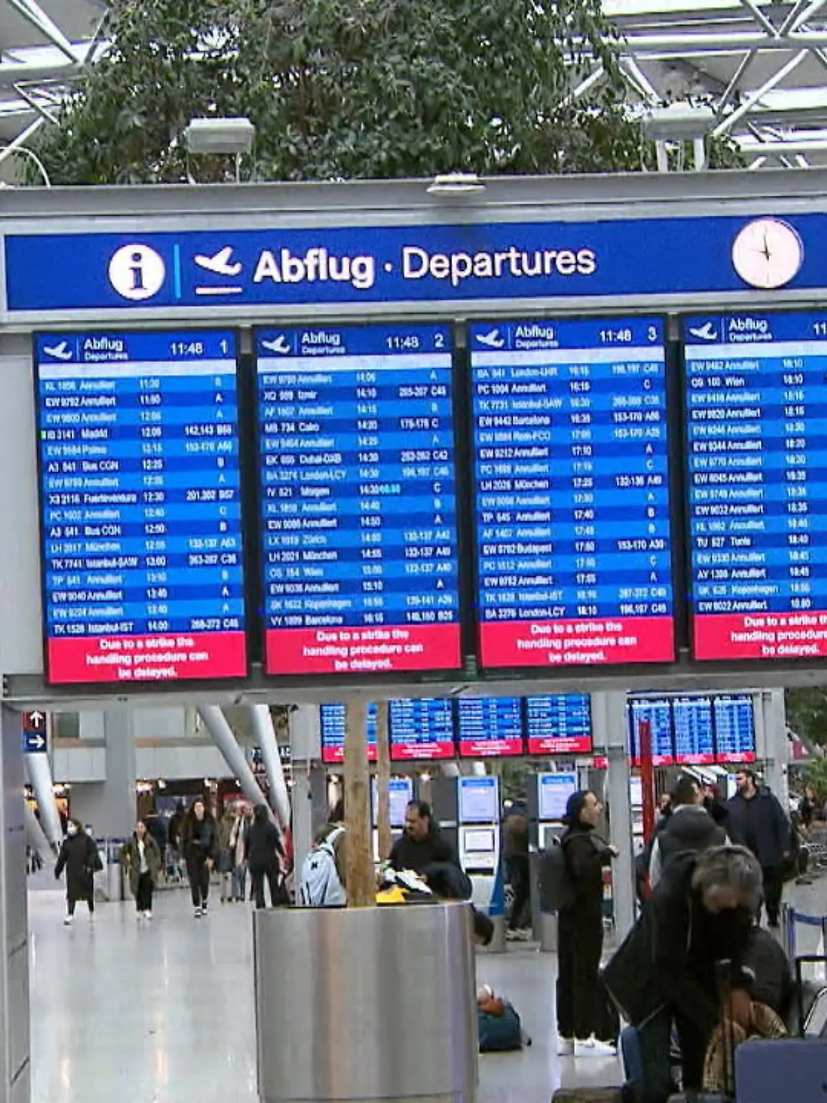 Nervenkitzel am Flughafen verspüren heutzutage ja nicht mehr nur Menschen mit Flugangst, sondern so ziemlich alle Passagiere. Denn die Gefahr, das Flüge ausfallen oder verspätet starten, ist immer da. So wie heute am Düsseldorfer Airport. Ver.di hat zum Streik aufgerufen.