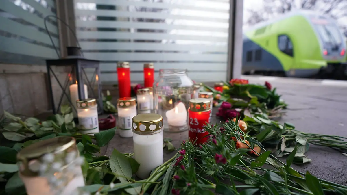 dpatopbilder - 26.01.2023, Schleswig-Holstein, Brokstedt: Blumen und Kerzen liegen auf dem Bahnsteig im Bahnhof von Brokstedt. Bei einer Messerattacke in einem Regionalzug von Kiel nach Hamburg sind am 25.01.2023 zwei Menschen getötet und sieben verletzt worden. Foto: Marcus Brandt/dpa +++ dpa-Bildfunk +++