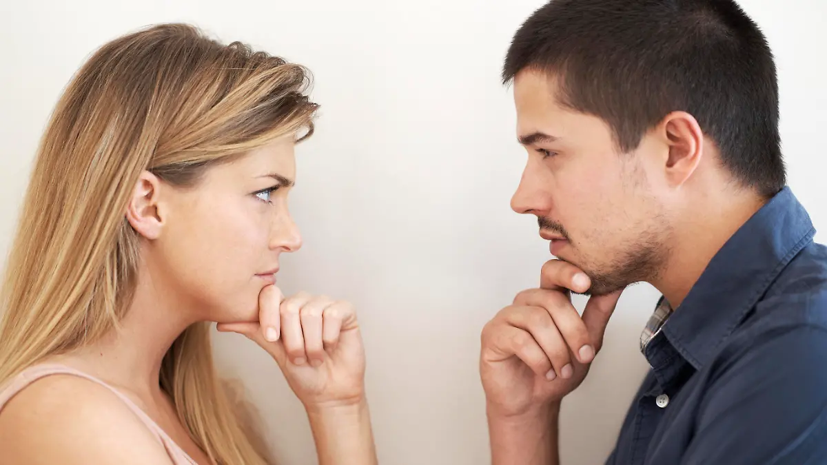 Serious young couple looking intently at one anotherhttp://195.154.178.81/DATA/i_collage/pu/shoots/784891.jpg