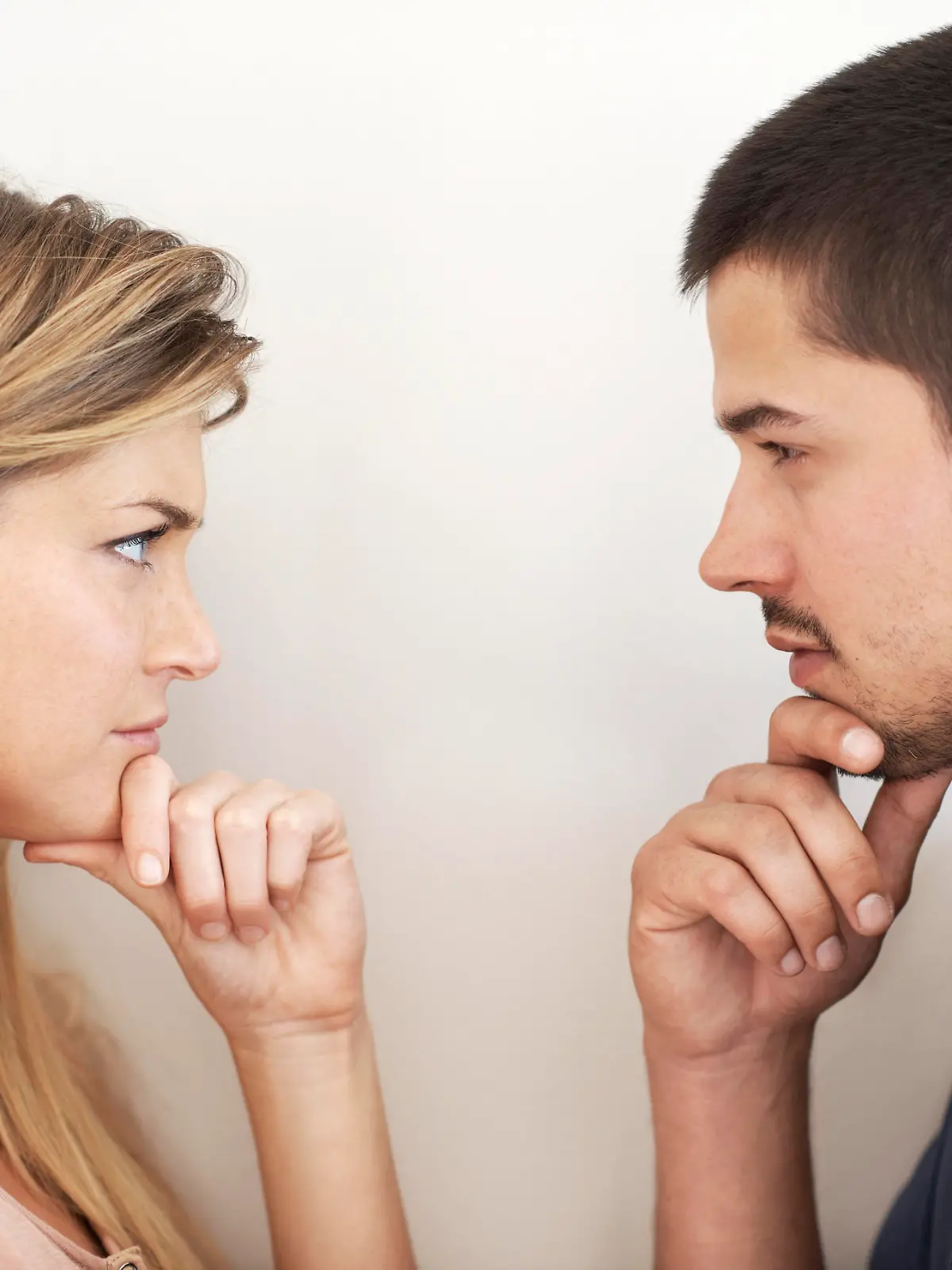 Serious young couple looking intently at one anotherhttp://195.154.178.81/DATA/i_collage/pu/shoots/784891.jpg