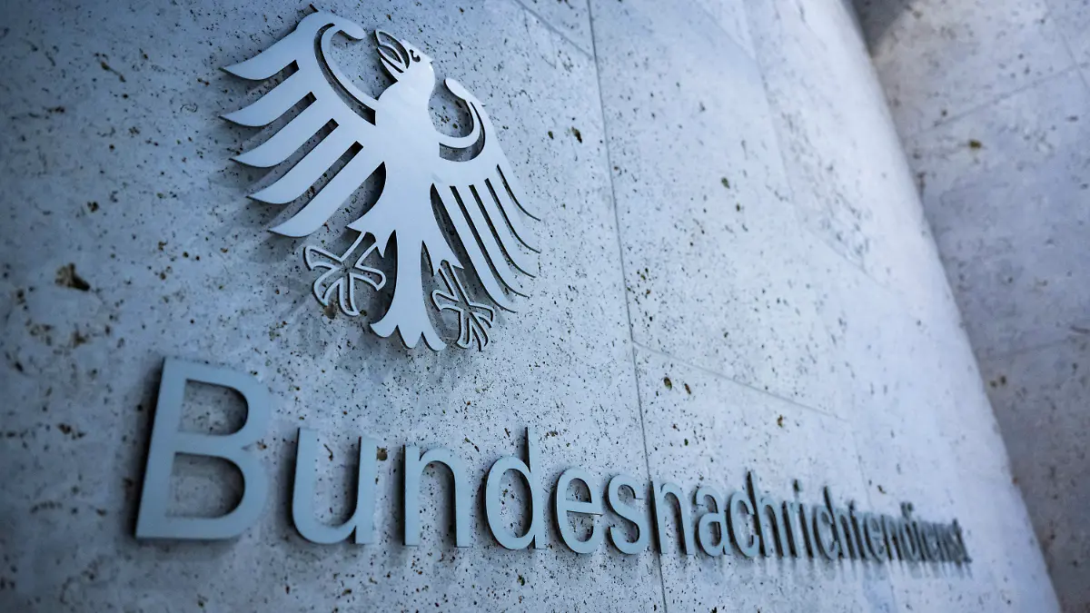 22.12.2022, Berlin: An einem Eingang der Zentrale des Bundesnachrichtendienstes steht der Schriftzug des Geheimdienstes. Der Generalbundesanwalt hat einen Mitarbeiter des Bundesnachrichtendienstes (BND) wegen des Verdachts auf Landesverrat festnehmen lassen. Foto: Christophe Gateau/dpa +++ dpa-Bildfunk +++
