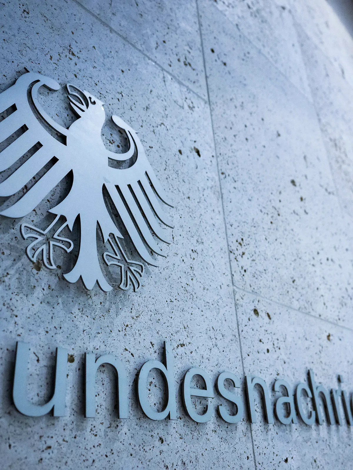 22.12.2022, Berlin: An einem Eingang der Zentrale des Bundesnachrichtendienstes steht der Schriftzug des Geheimdienstes. Der Generalbundesanwalt hat einen Mitarbeiter des Bundesnachrichtendienstes (BND) wegen des Verdachts auf Landesverrat festnehmen lassen. Foto: Christophe Gateau/dpa +++ dpa-Bildfunk +++