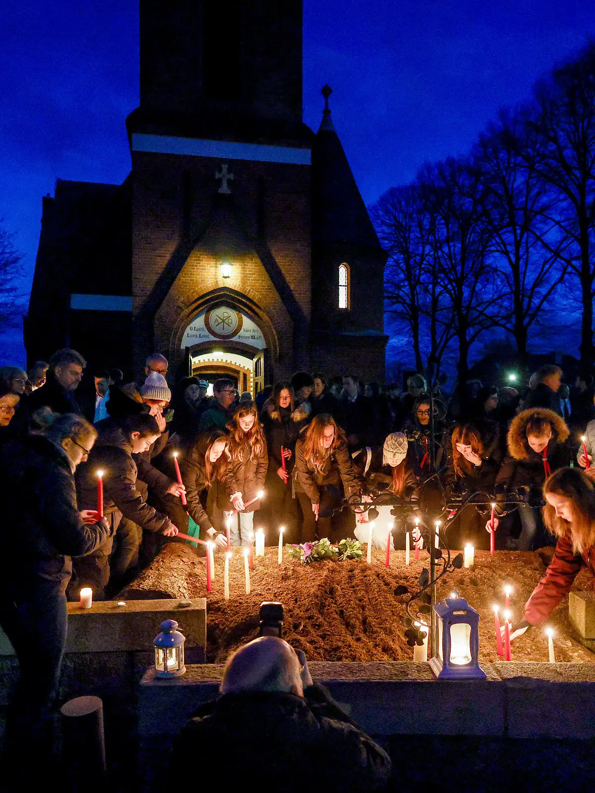 dpatopbilder - 27.01.2023, Schleswig-Holstein, Brokstedt: Teilnehmer der Andacht der Evangelisch-Lutherischen Kirchengemeinde Brokstedt für die Opfer des Messerangriffs stellen nach dem Gottesdienst Kerzen vor der Kirche auf. Bei der Messerattacke in dem Regionalzug waren am Mittwoch eine 17-Jährige und ein 19-Jähriger getötet worden, fünf Menschen wurden verletzt. Foto: Axel Heimken/dpa +++ dpa-Bildfunk +++
